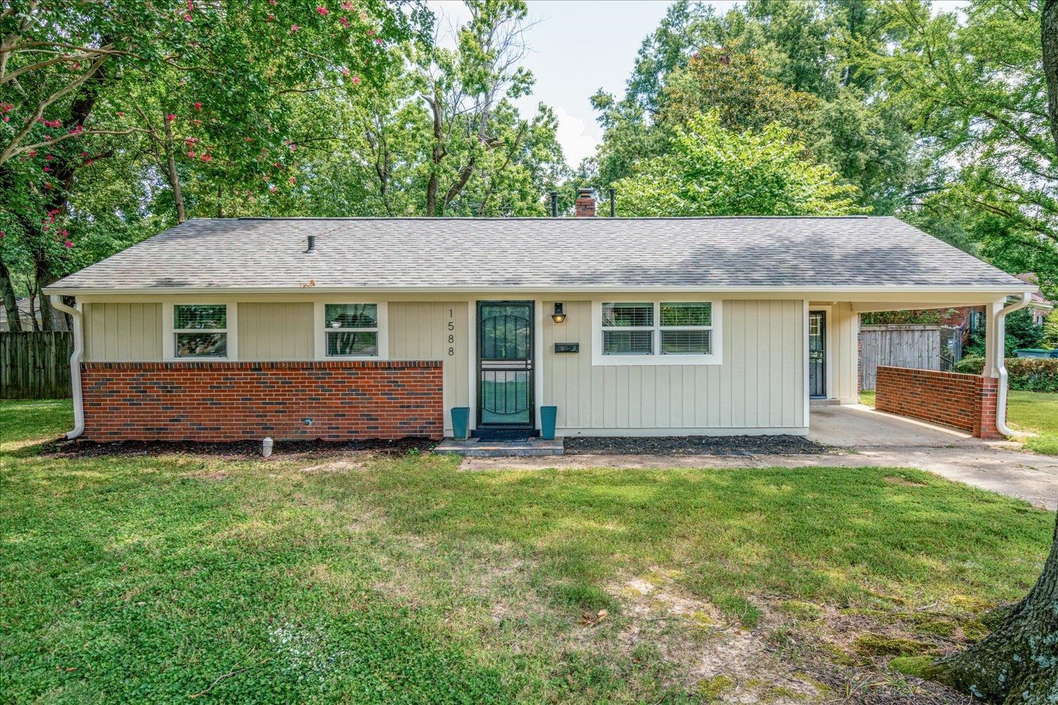 1588 Colonial Rd Property Photo 1