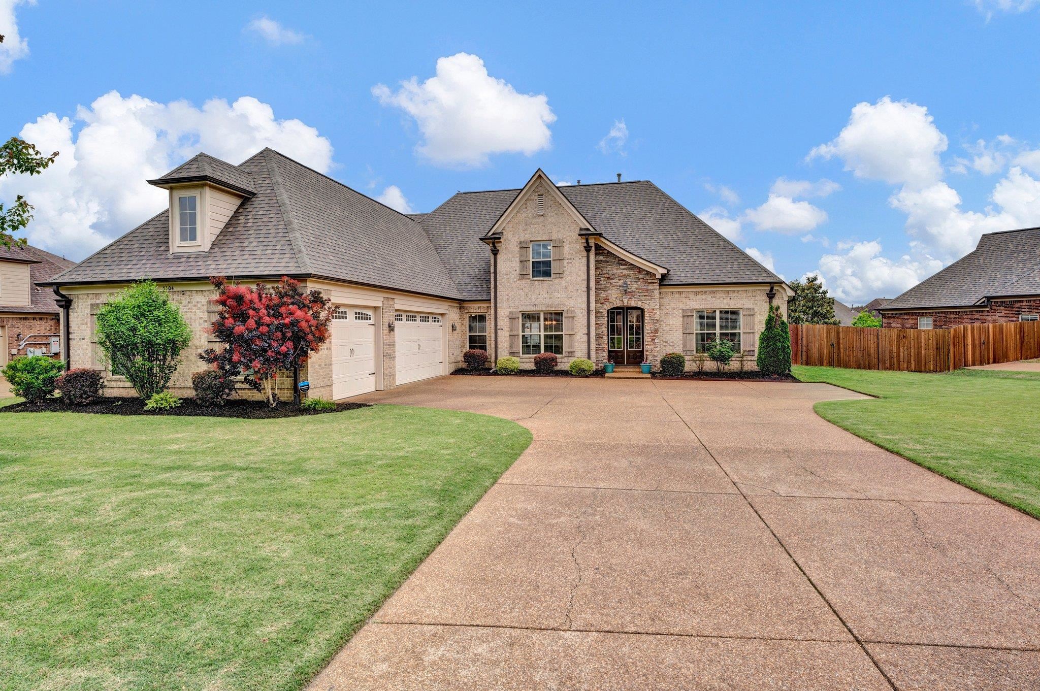 5504 Maple Landing Dr Property Photo 1