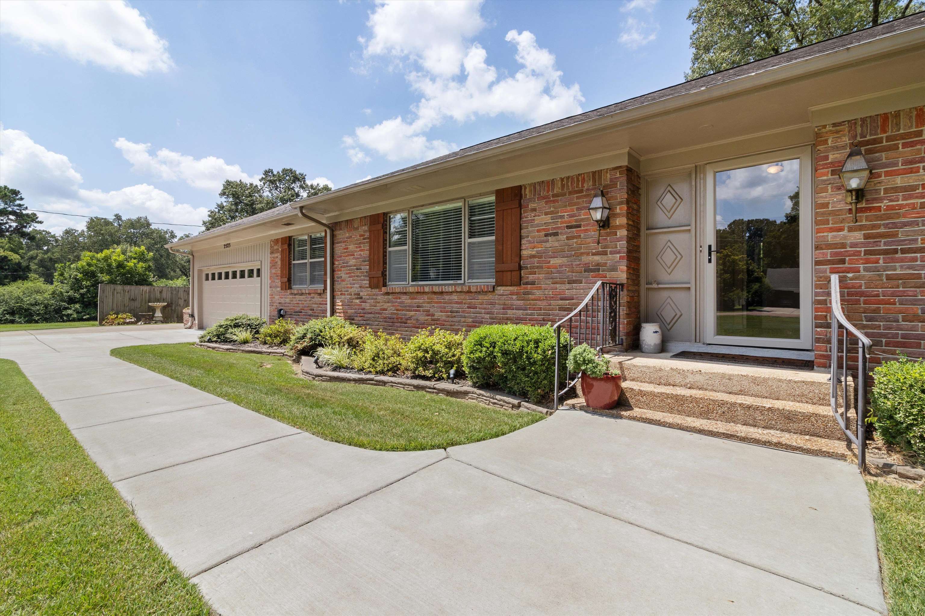 2523 E Hawthorne Rd E Property Photo 1