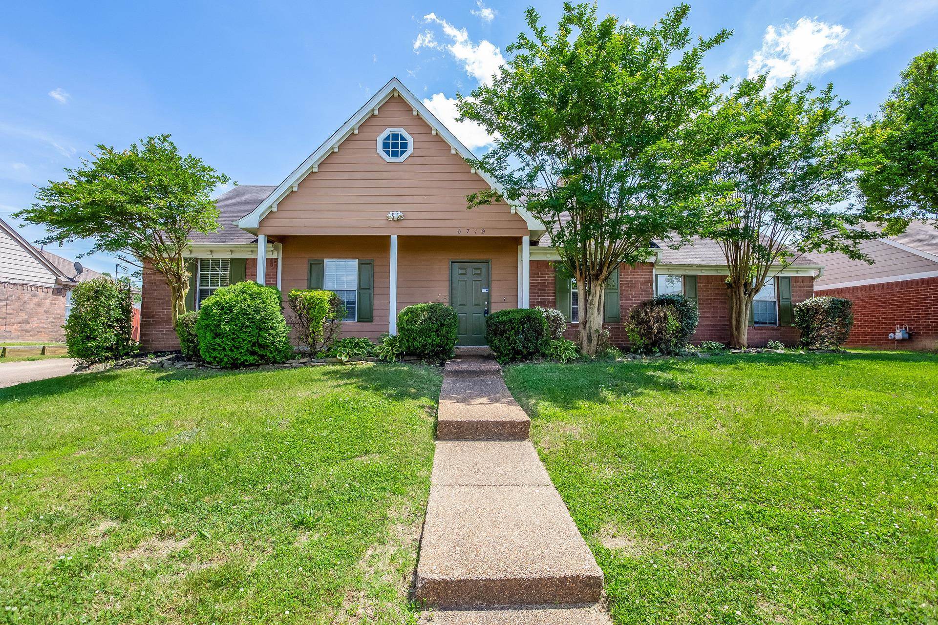 6719 Ross Manor Dr Property Photo 1