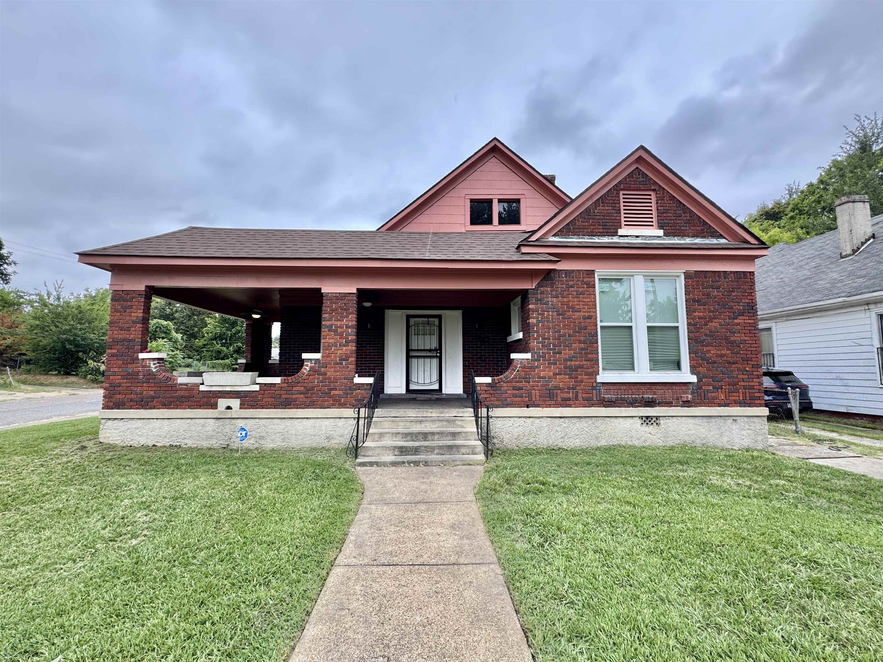 1371 Ridgeway St Property Photo 1