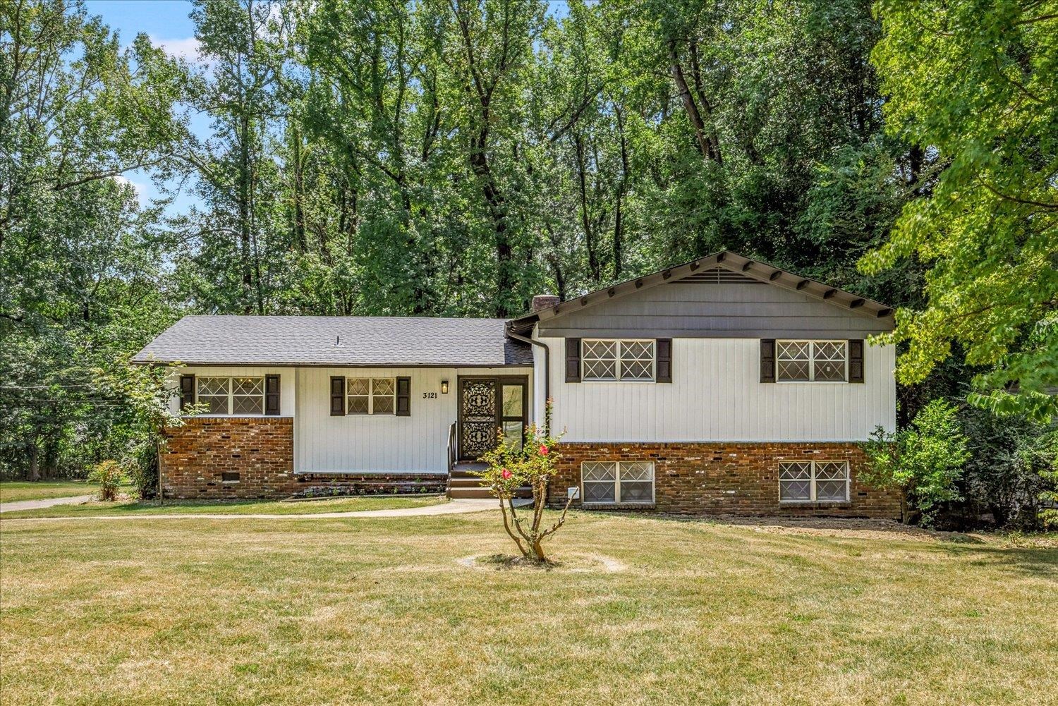 3121 Glengarry Rd Property Photo 1