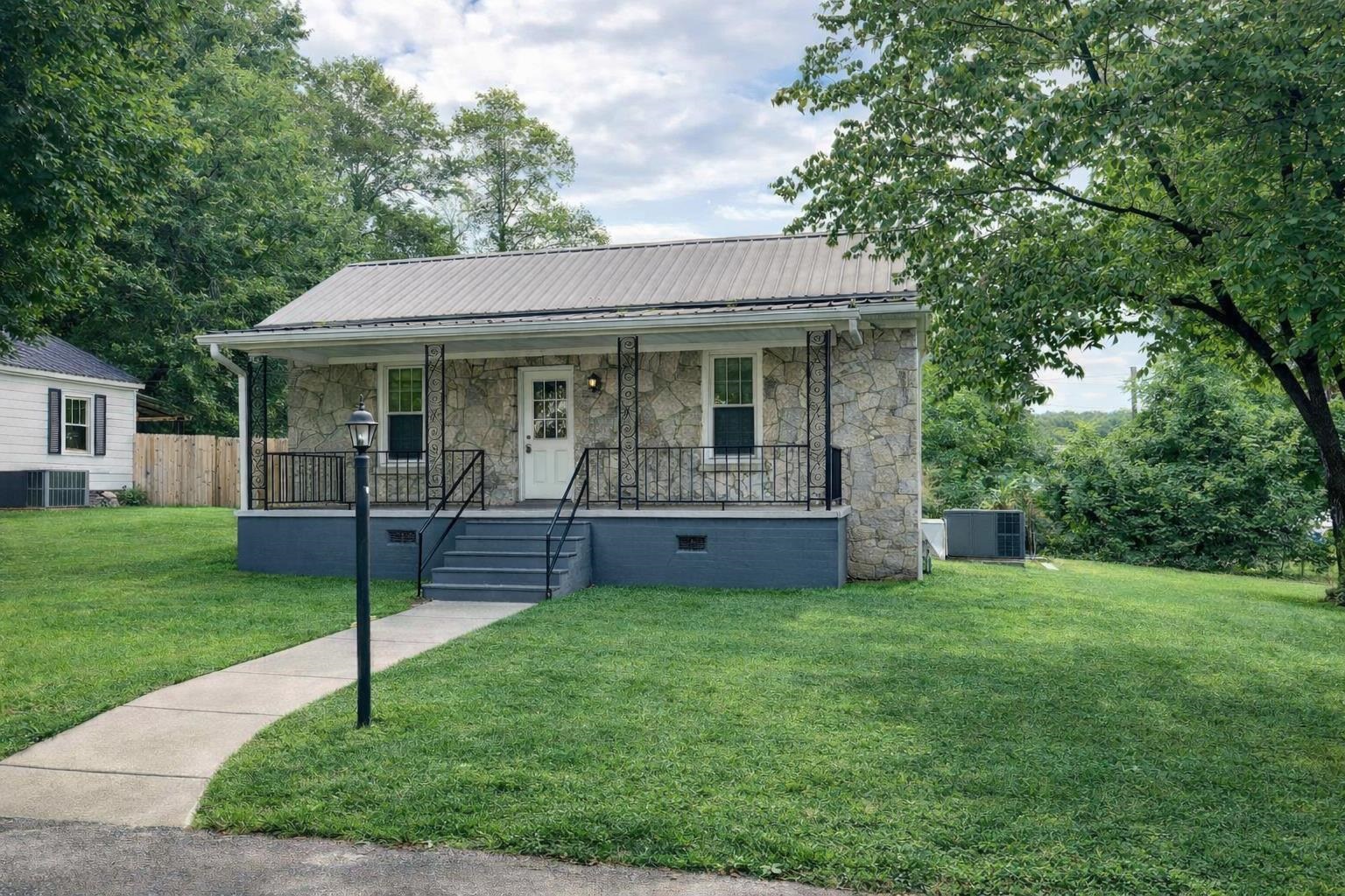 202 Morris St Property Photo 1