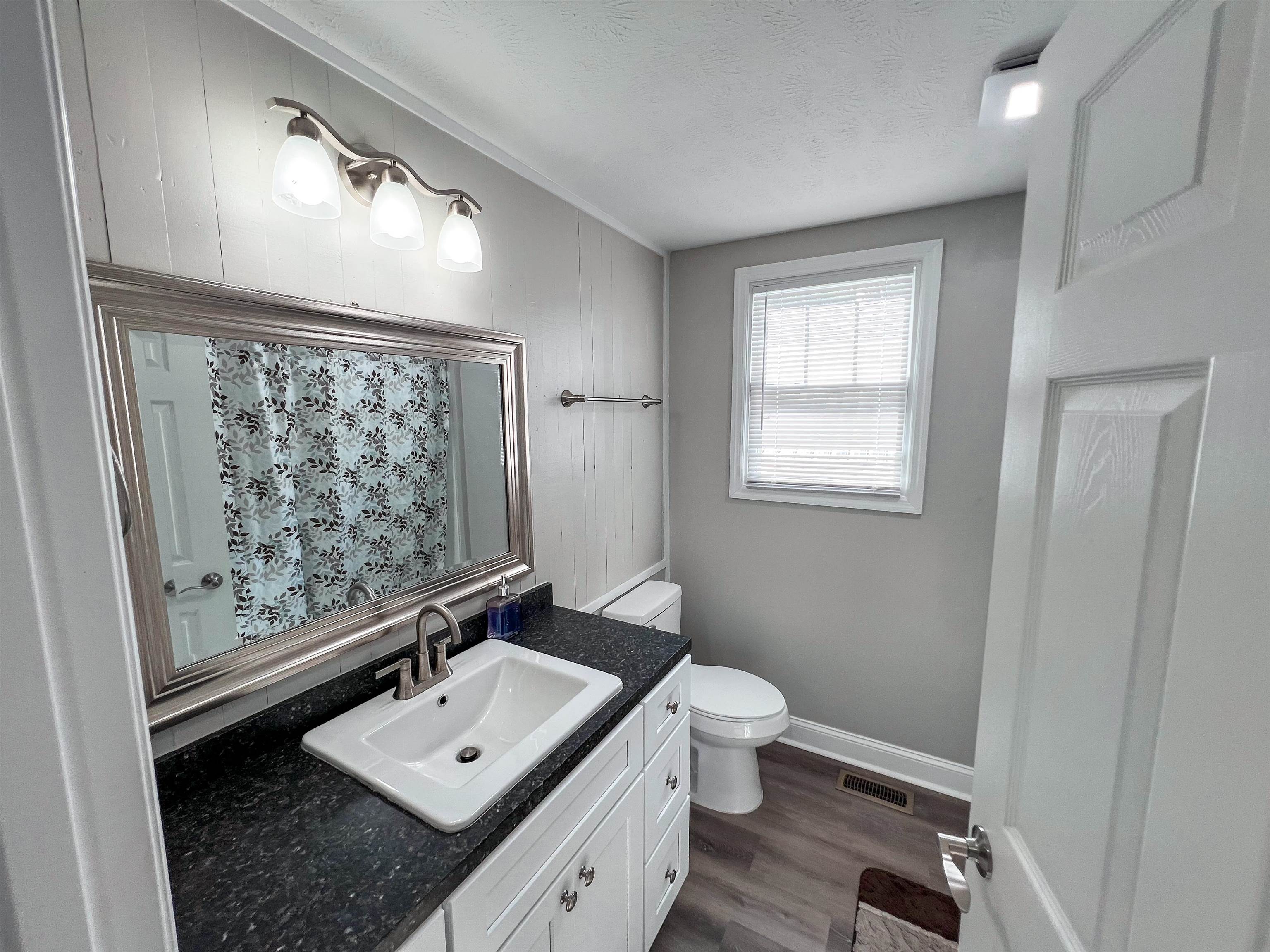 202 Morris St Property Photo 7