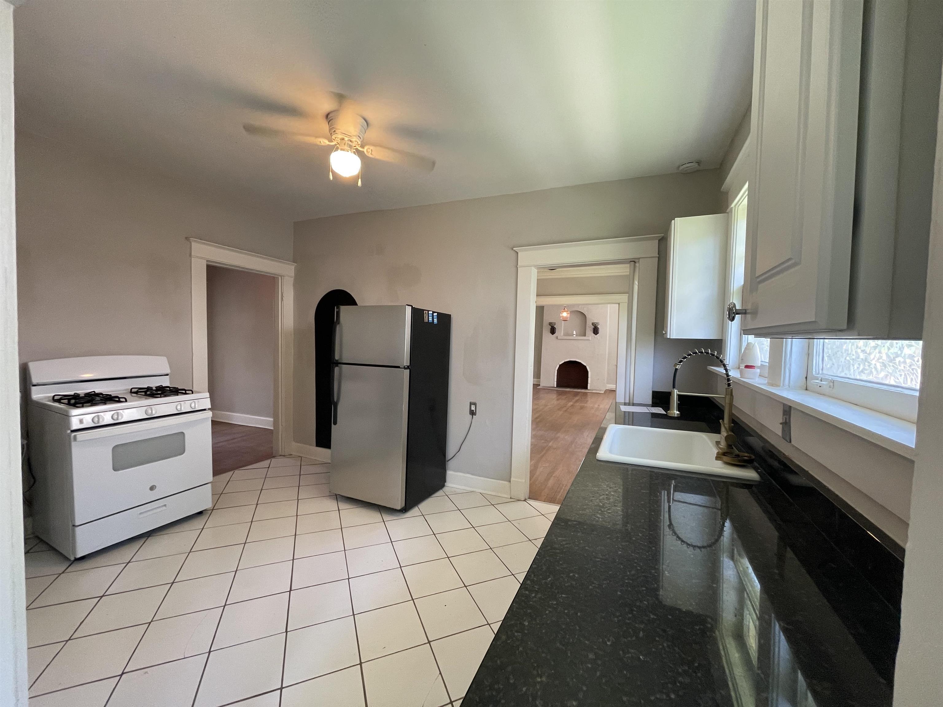 643 N Willett St Property Photo 3