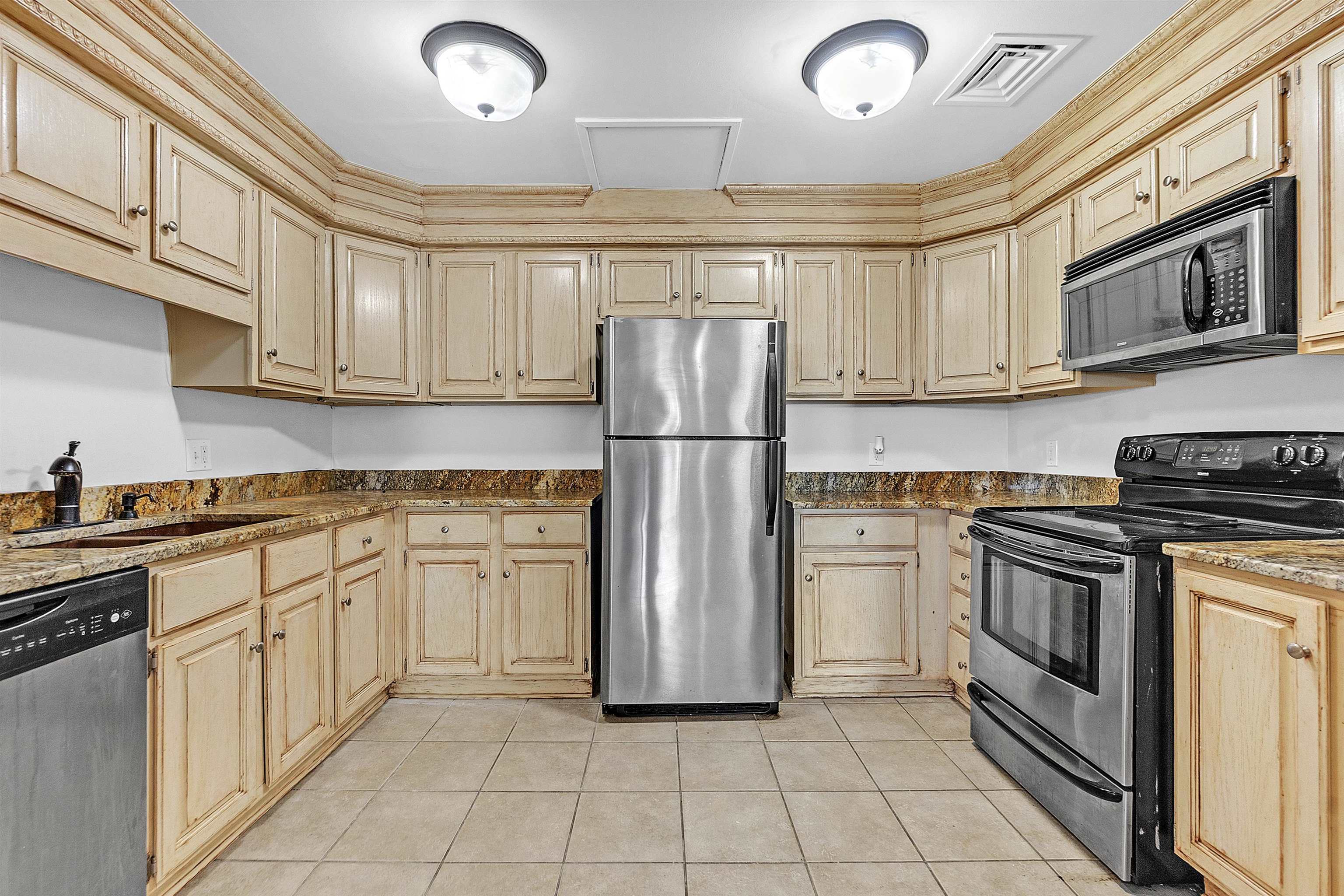 655 Riverside Dr 206 Property Photo 12