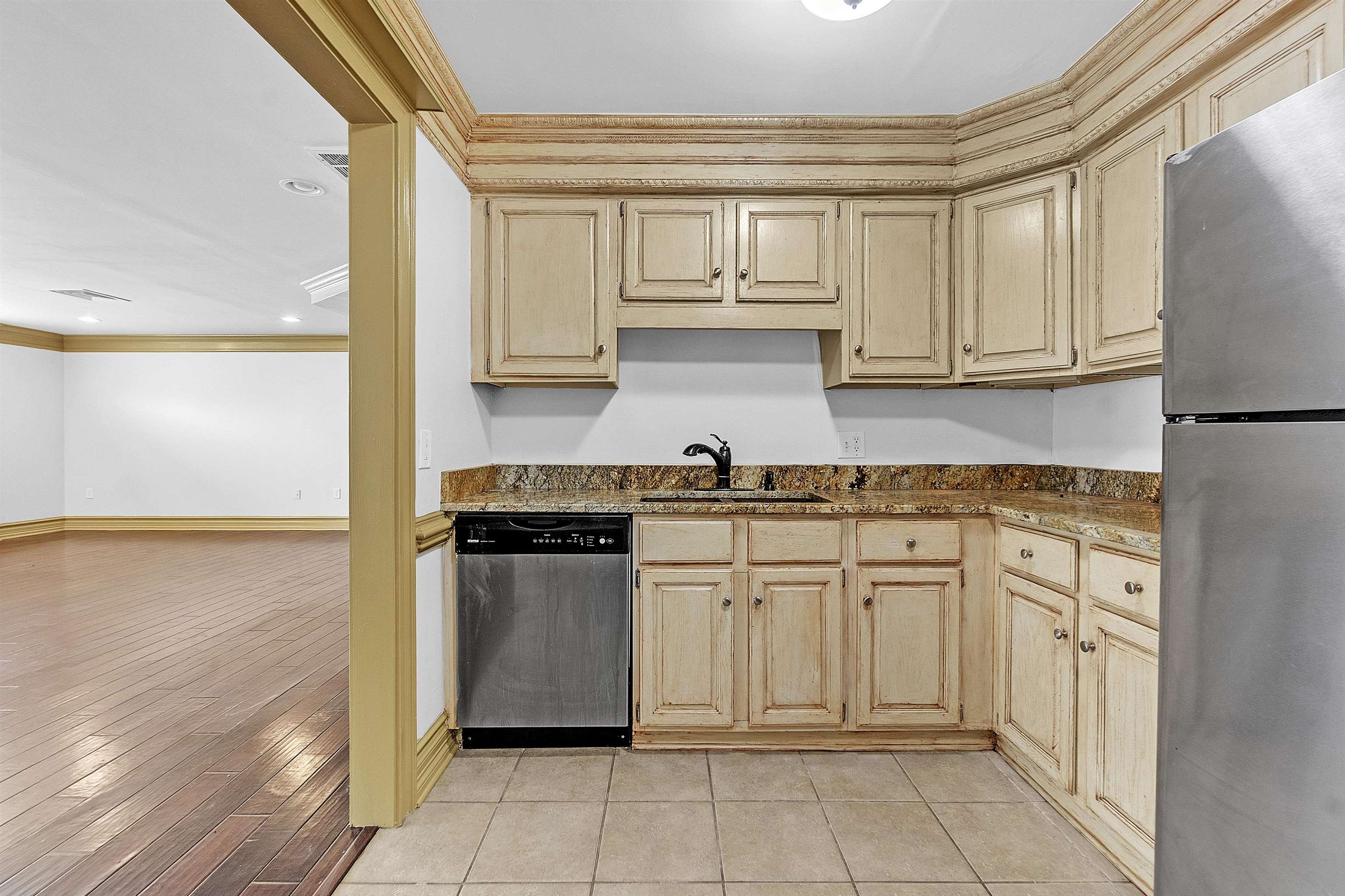 655 Riverside Dr 206 Property Photo 13