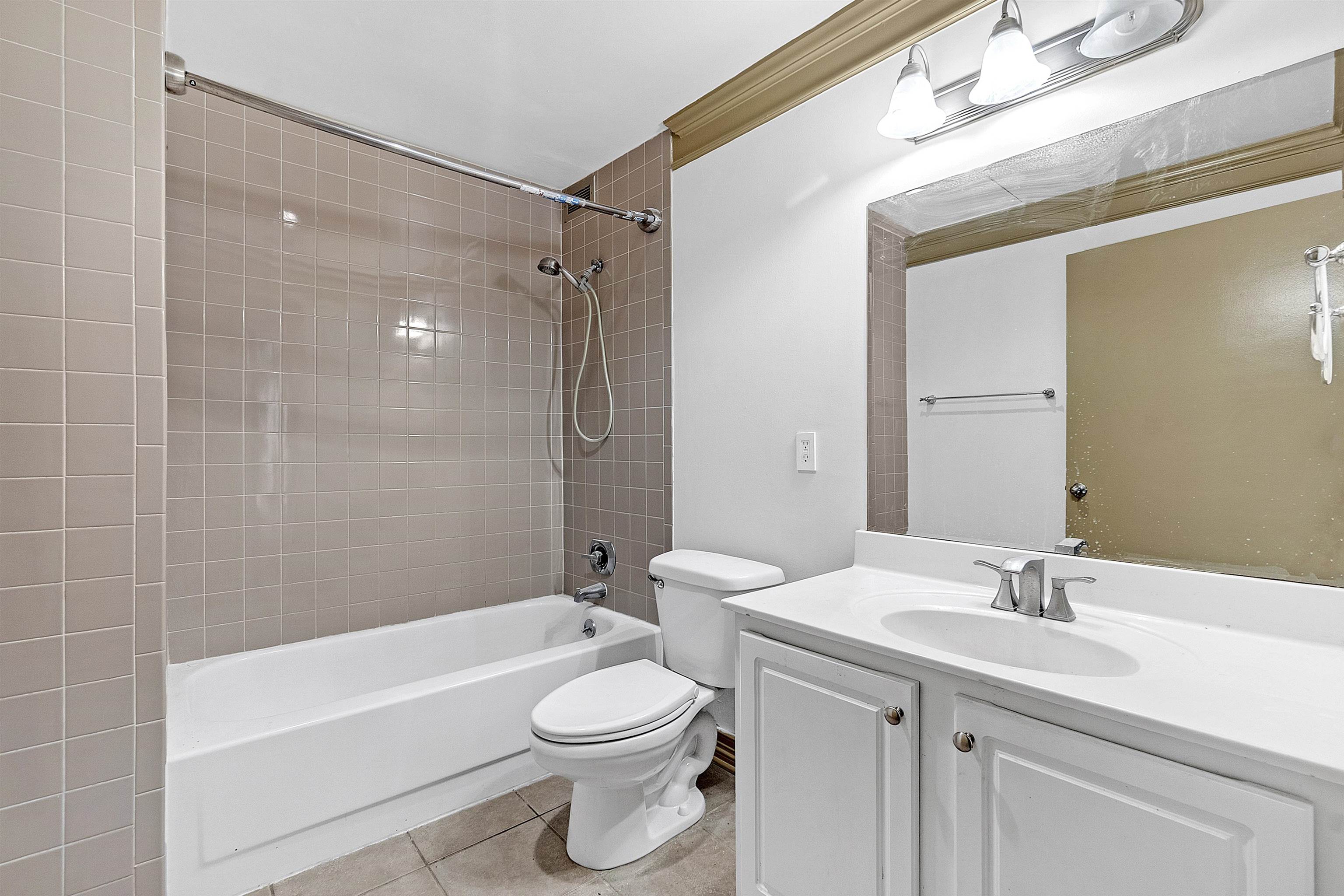 655 Riverside Dr 206 Property Photo 17