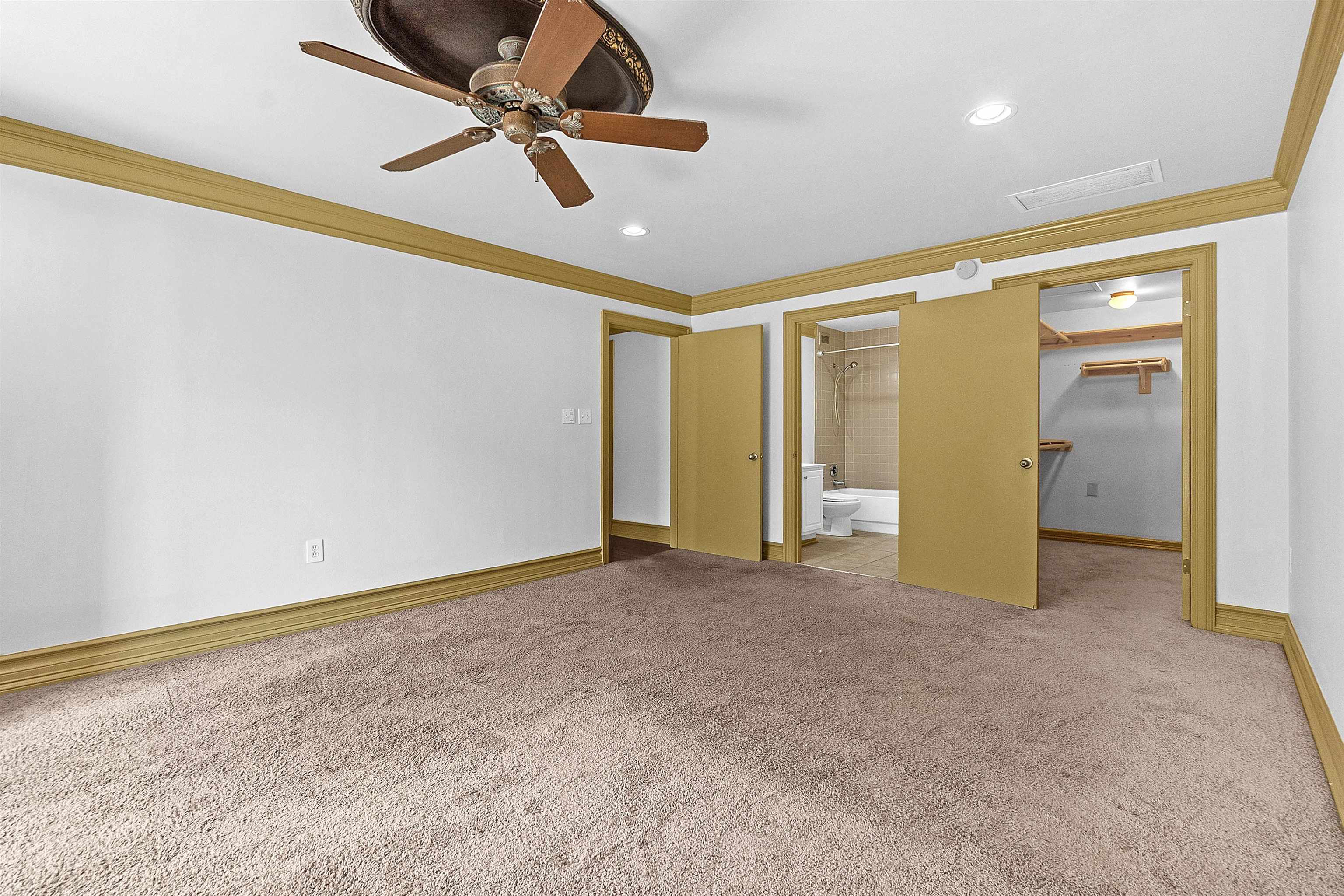 655 Riverside Dr 206 Property Photo 22