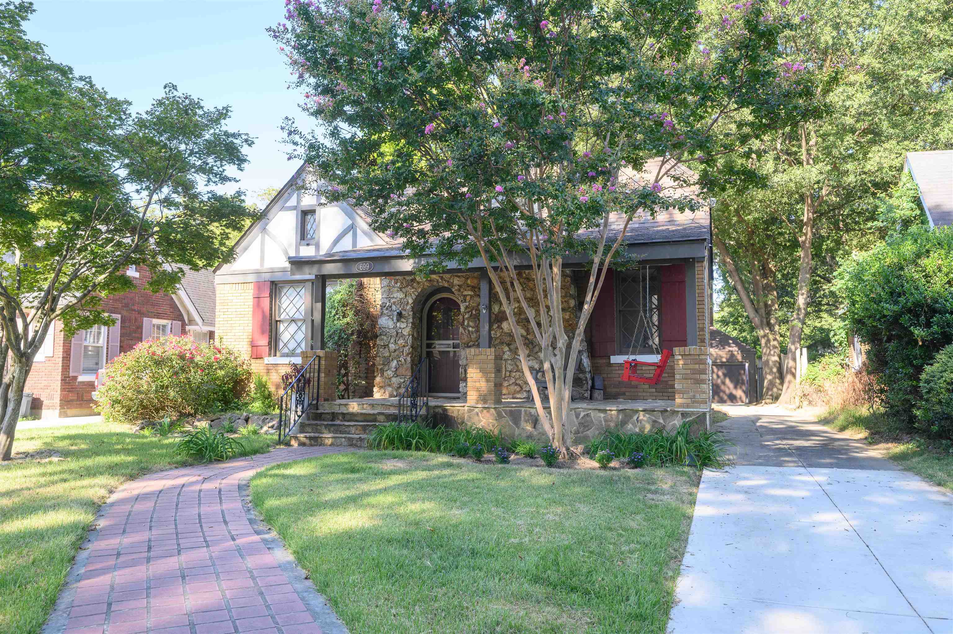 699 Dickinson St Property Photo 1