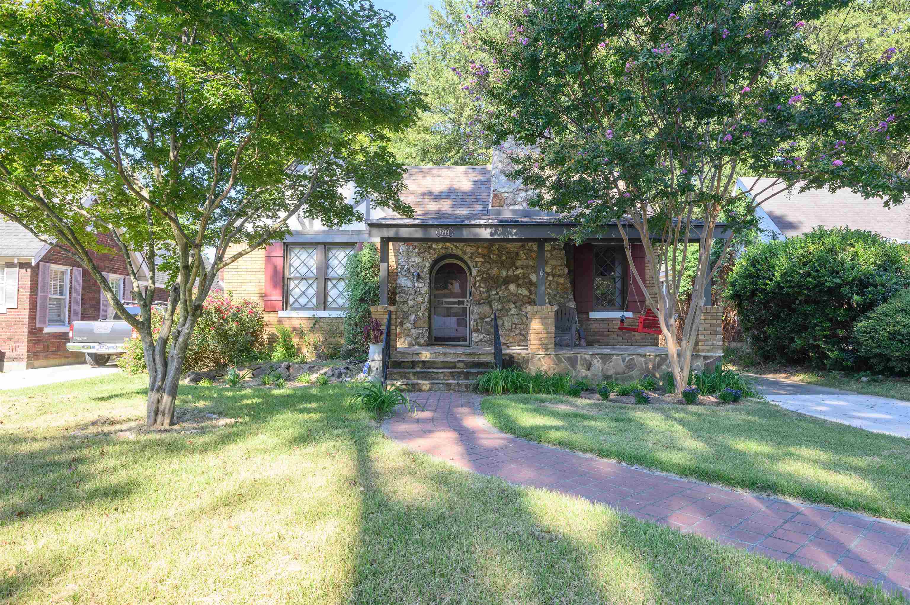 699 Dickinson St Property Photo 2