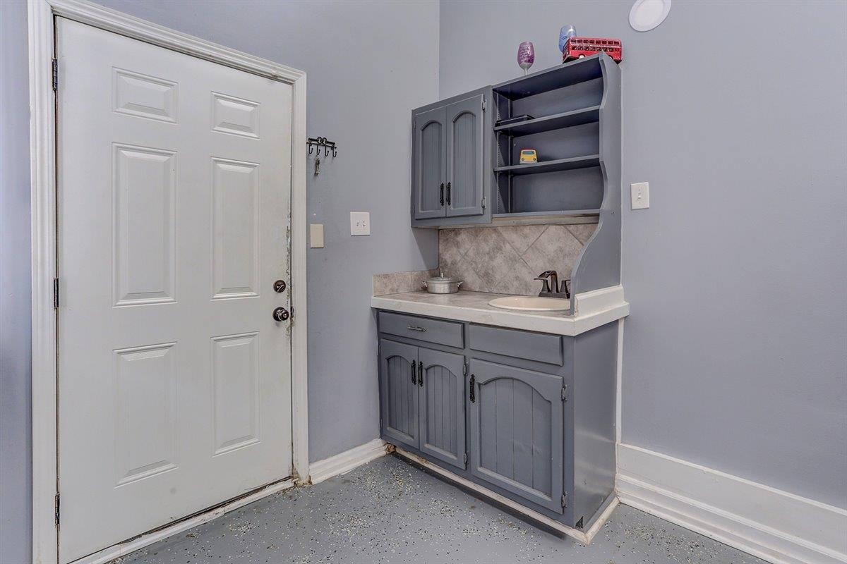 3700 Lakeview Rd Property Photo 18