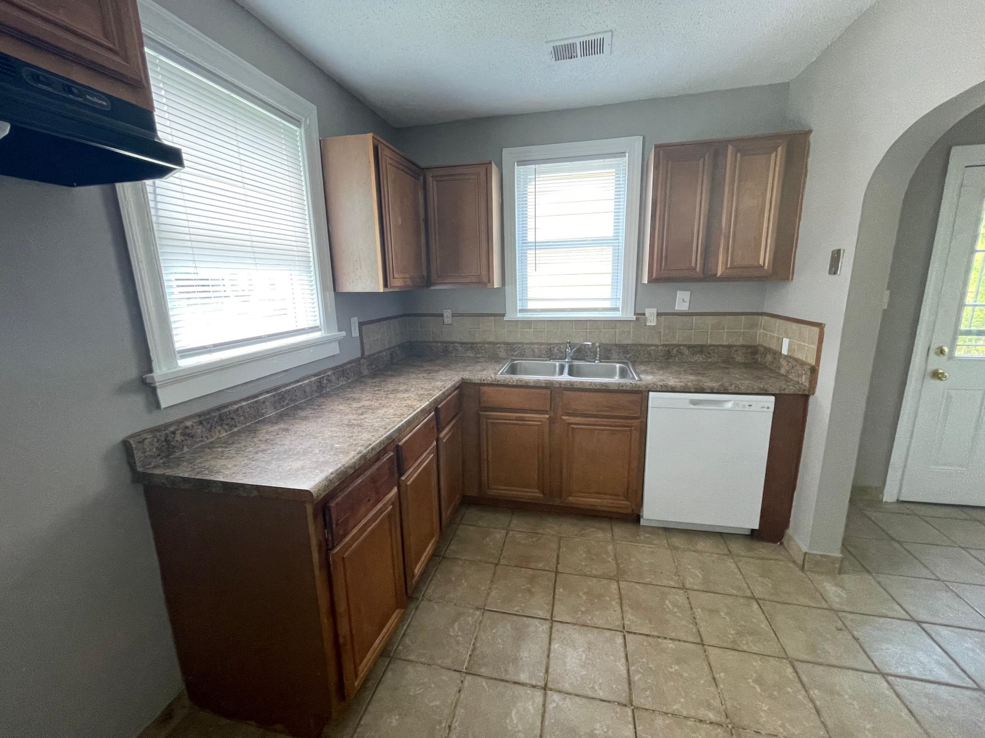 958 Birch St Property Photo 4