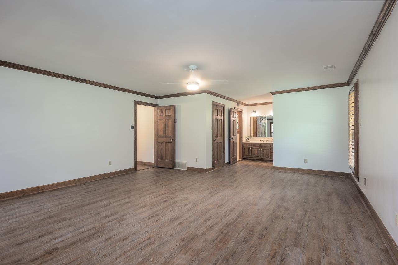 900 Centerpoint Dr Property Photo 18