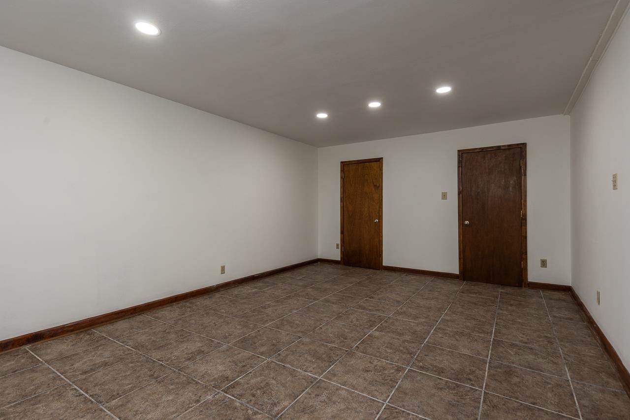 900 Centerpoint Dr Property Photo 24