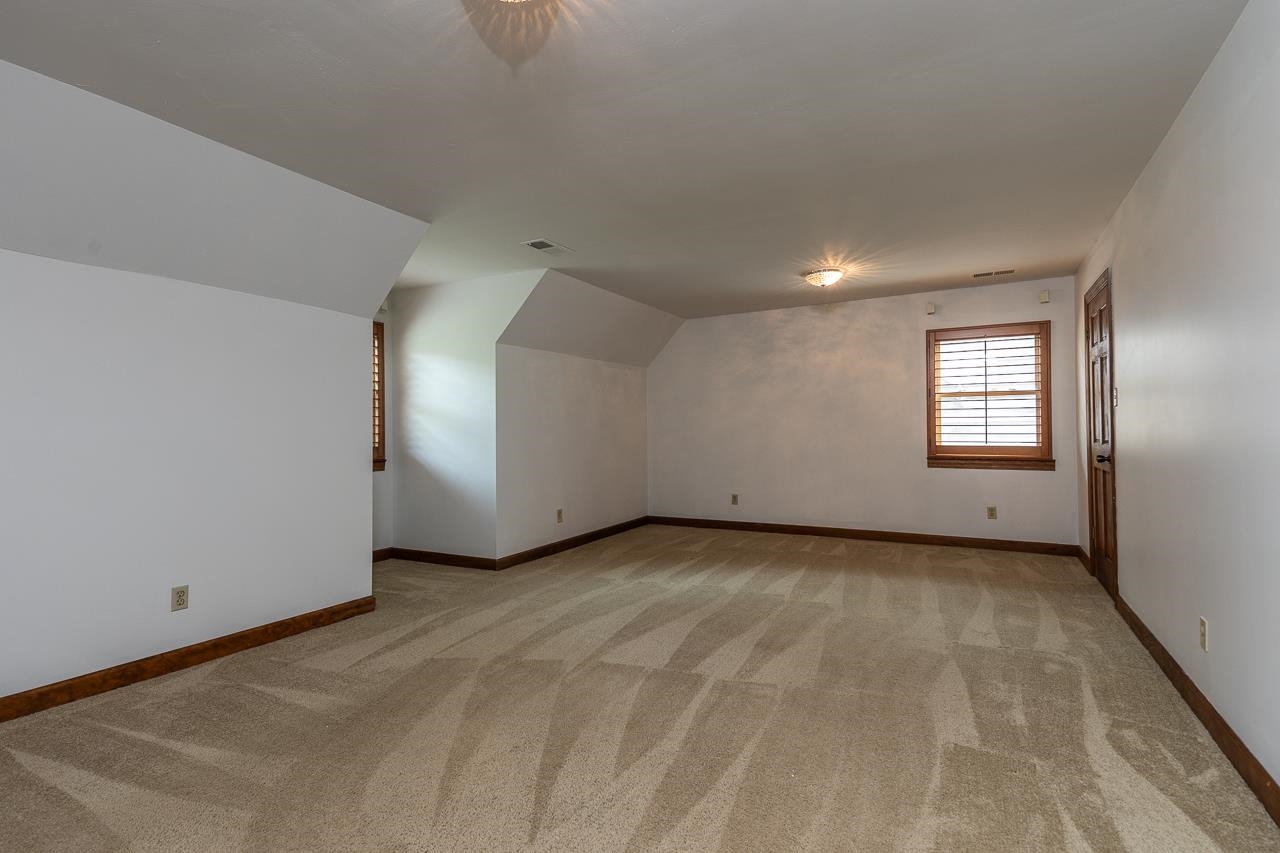 900 Centerpoint Dr Property Photo 26