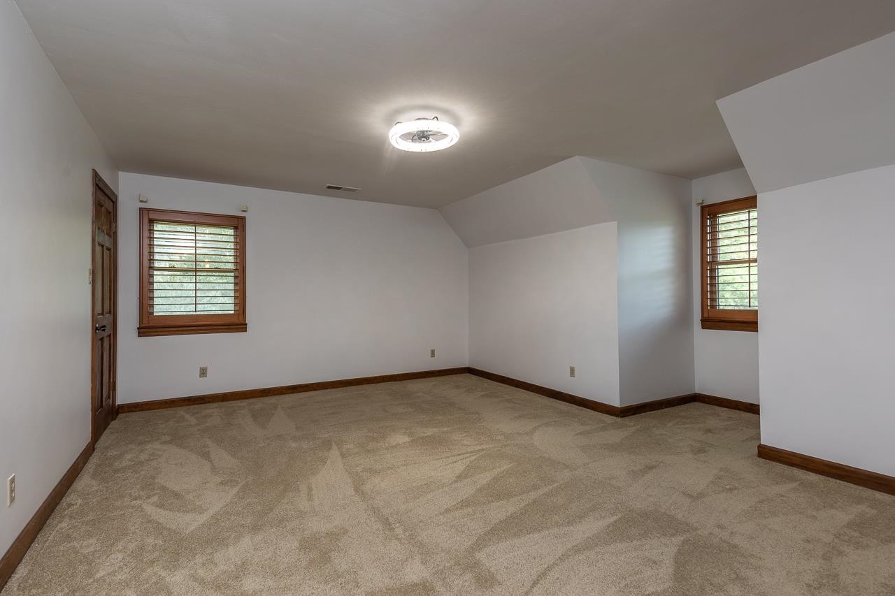 900 Centerpoint Dr Property Photo 27