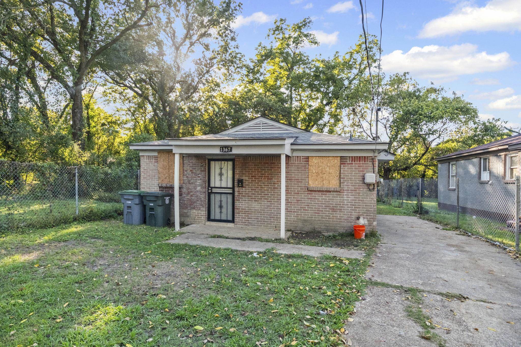 1367 Hyde Park Blvd Property Photo 3