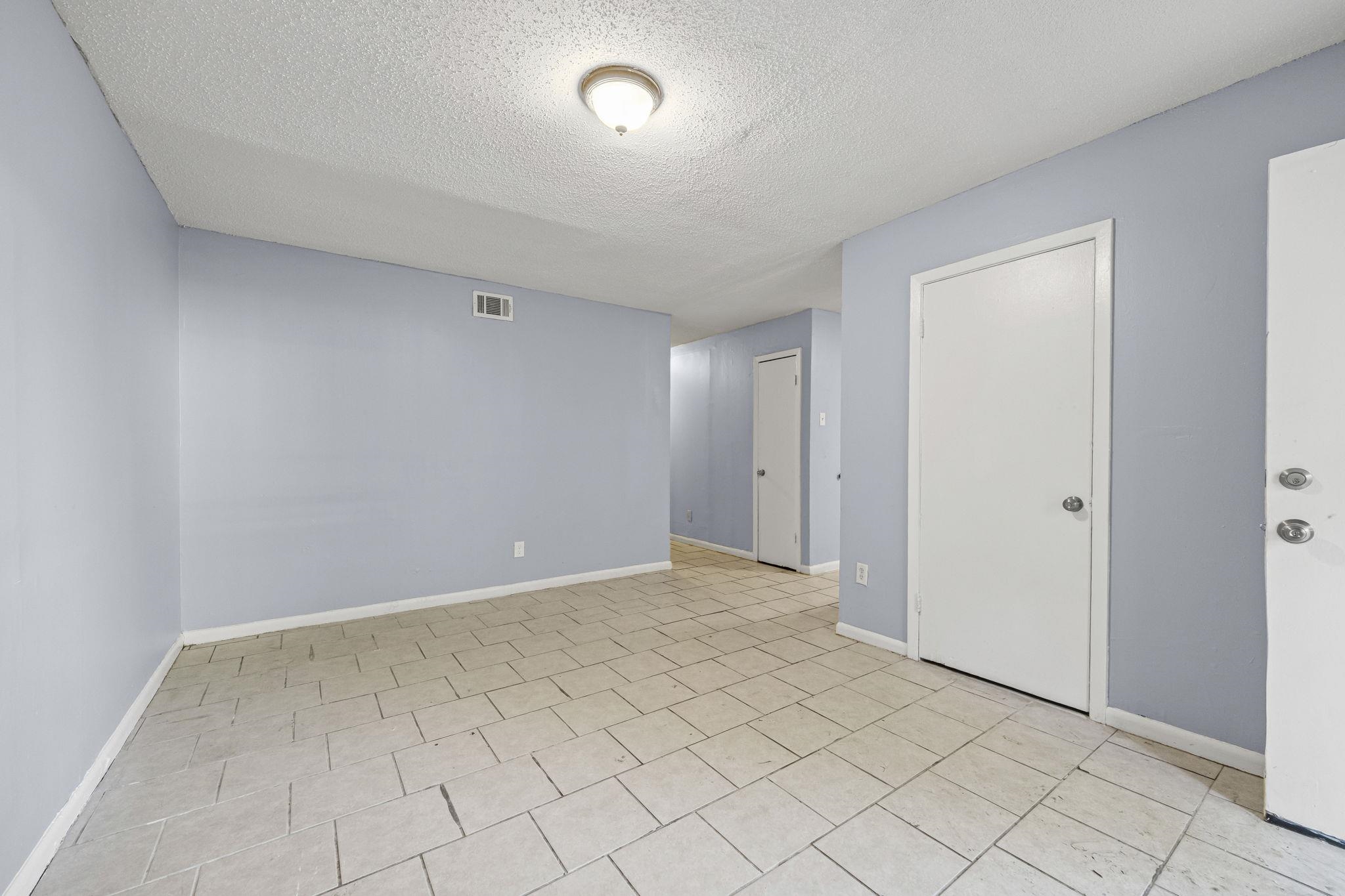1367 Hyde Park Blvd Property Photo 4
