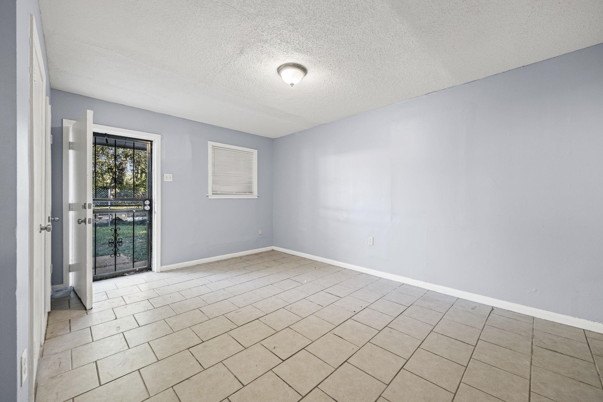 1367 Hyde Park Blvd Property Photo 5