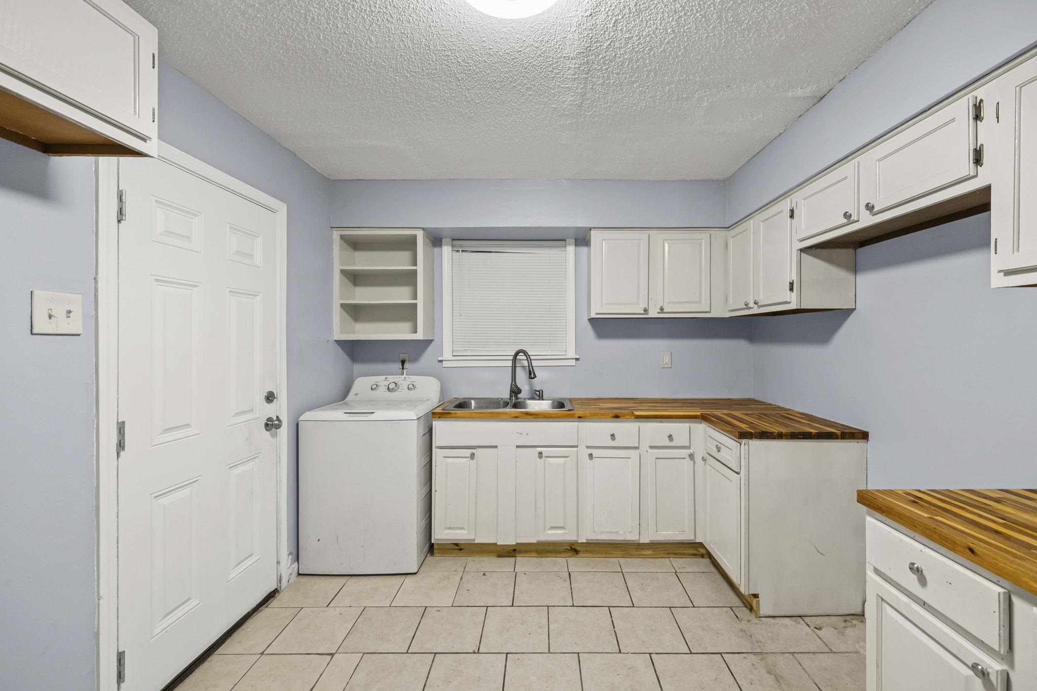 1367 Hyde Park Blvd Property Photo 6