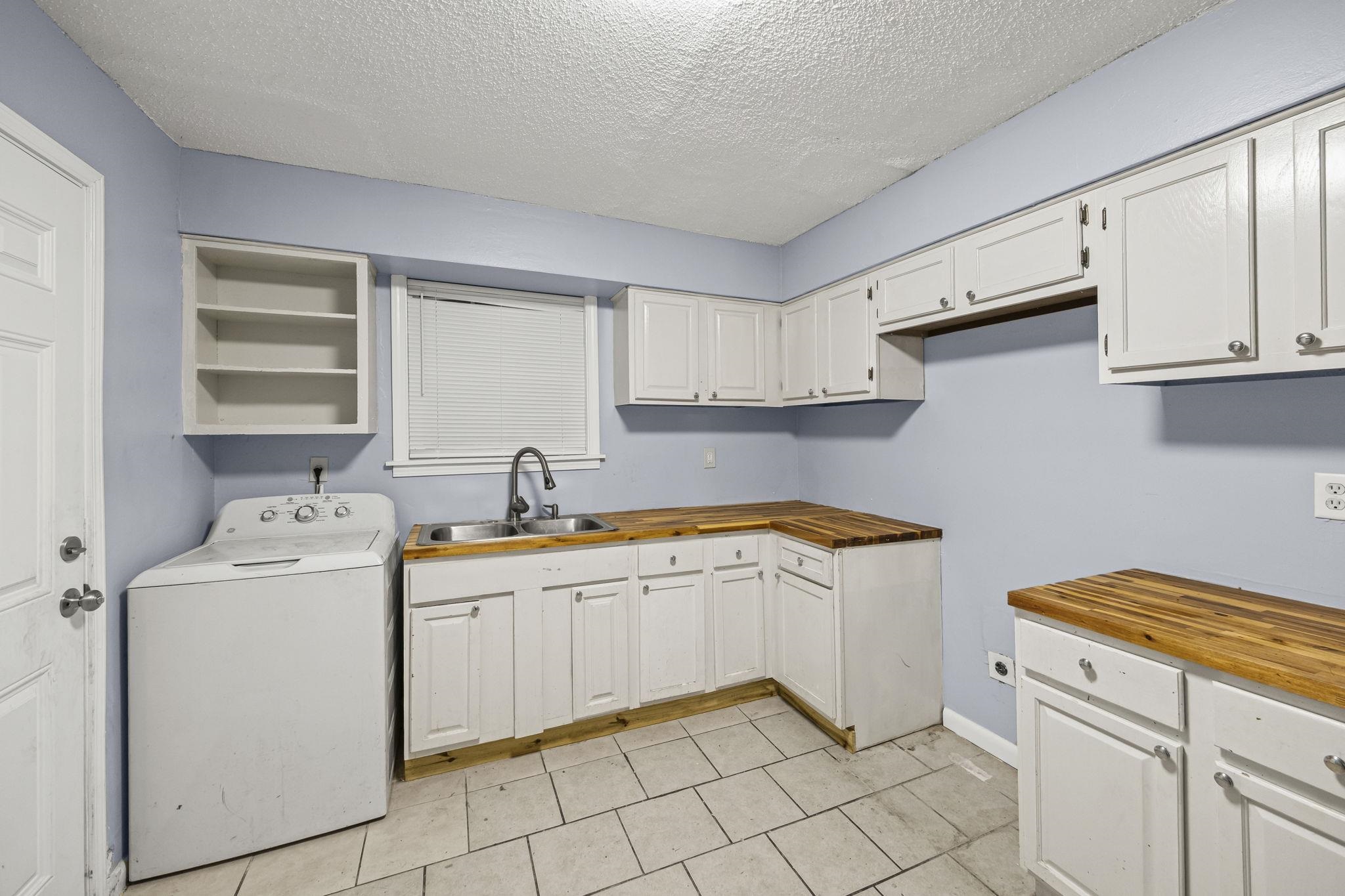 1367 Hyde Park Blvd Property Photo 7