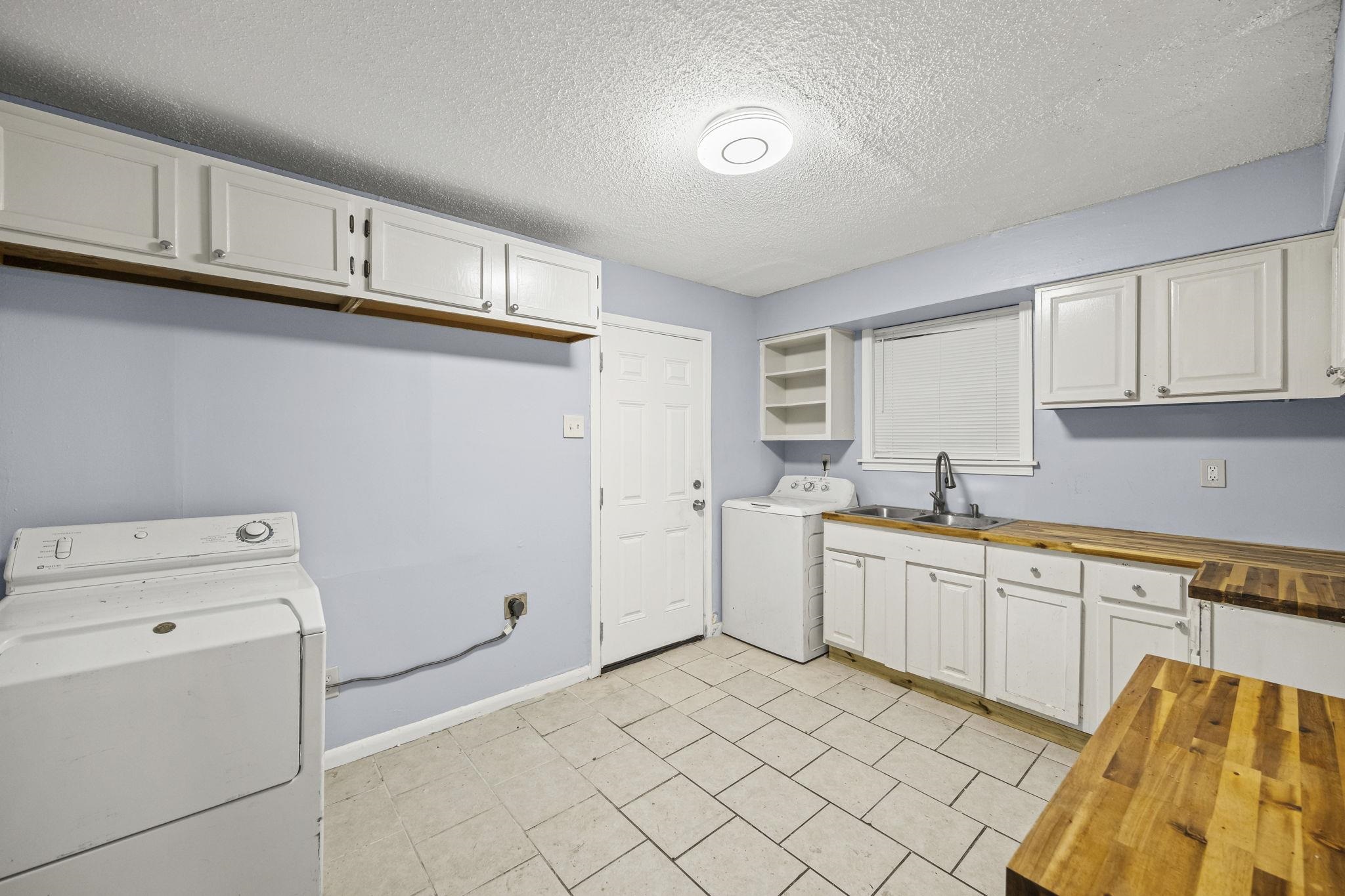 1367 Hyde Park Blvd Property Photo 8
