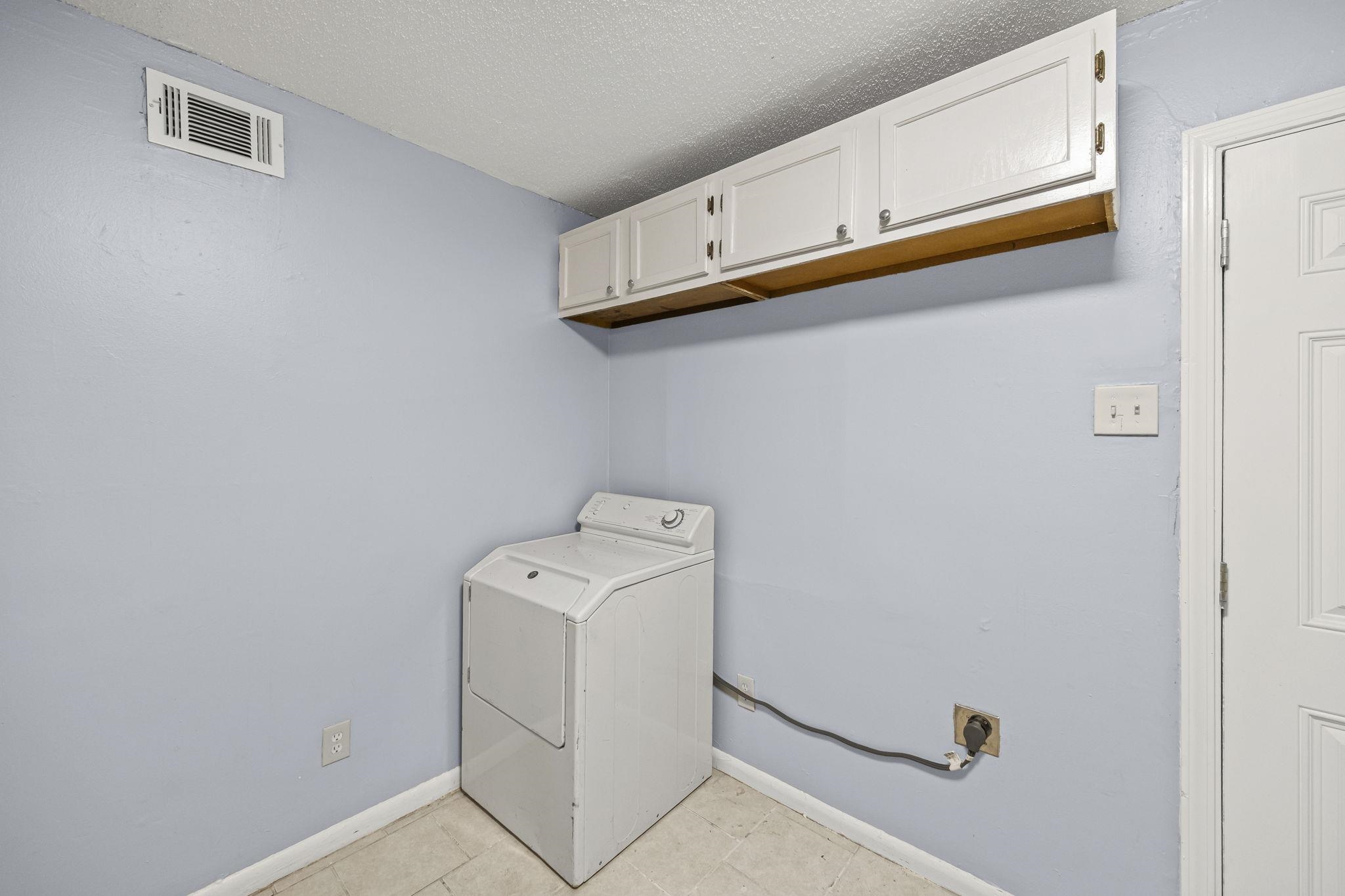 1367 Hyde Park Blvd Property Photo 9