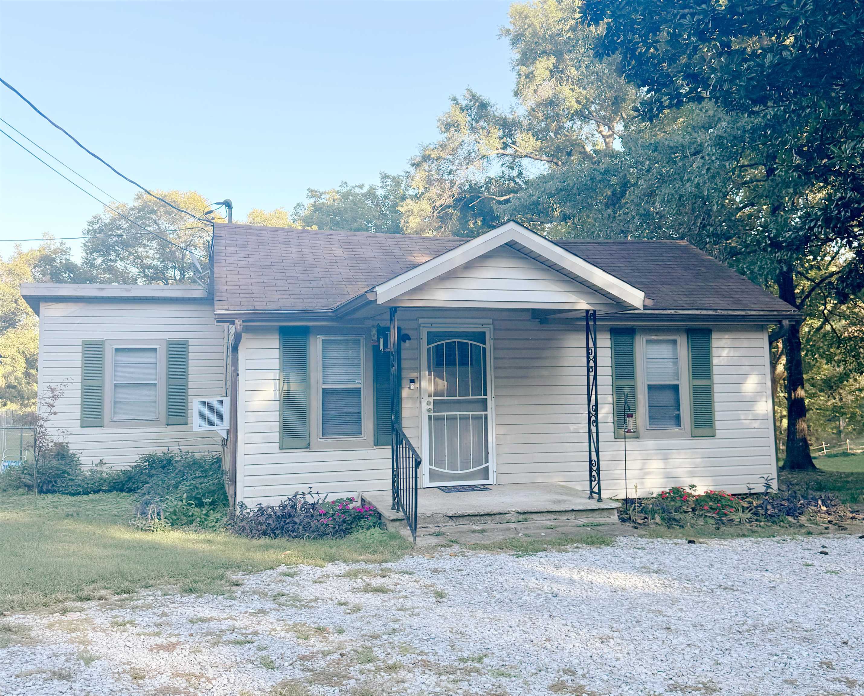 7050 Locke Rd Property Photo 1