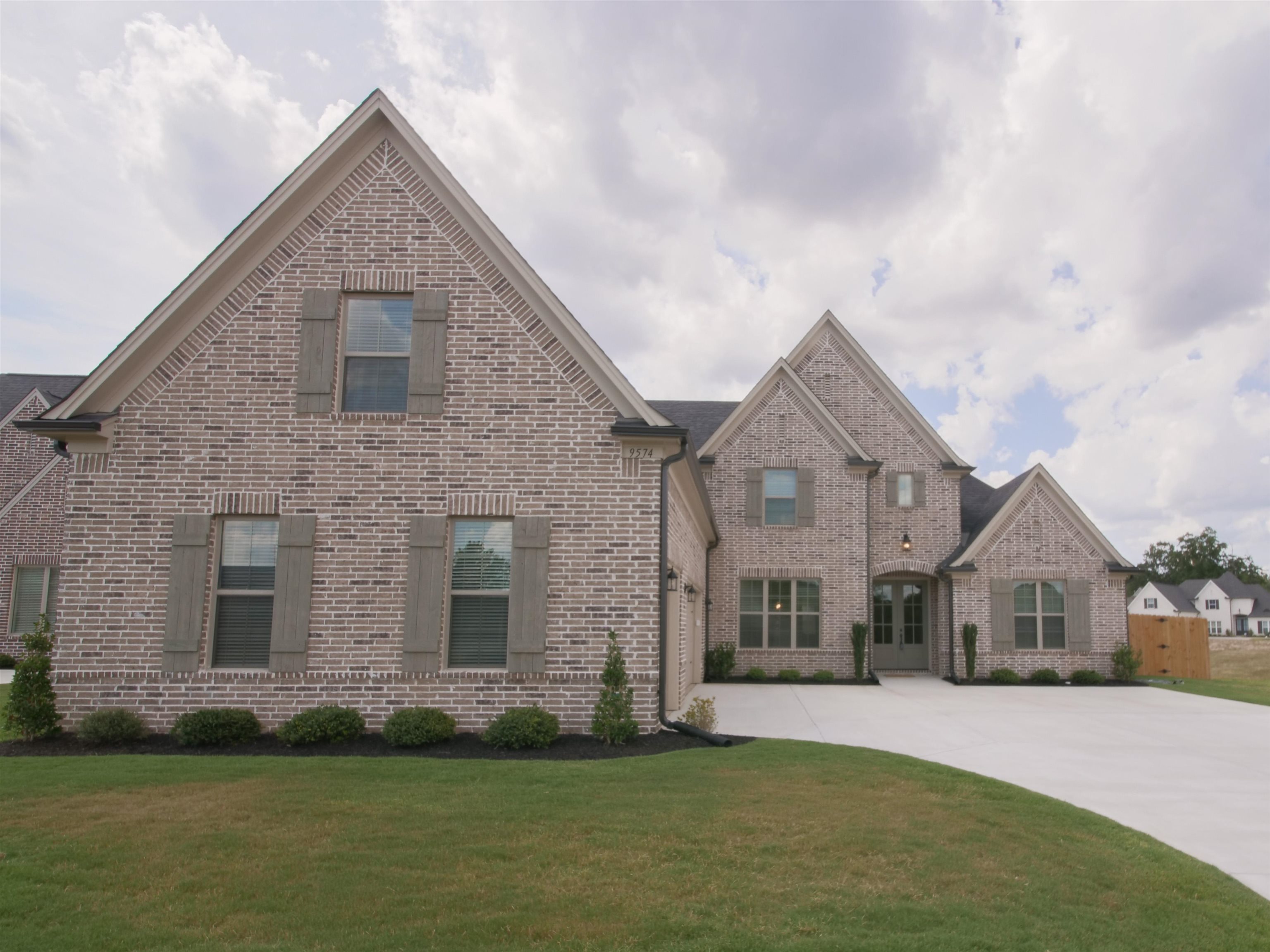 9574 GRAYS HOLLOW DR S Property Photo 1