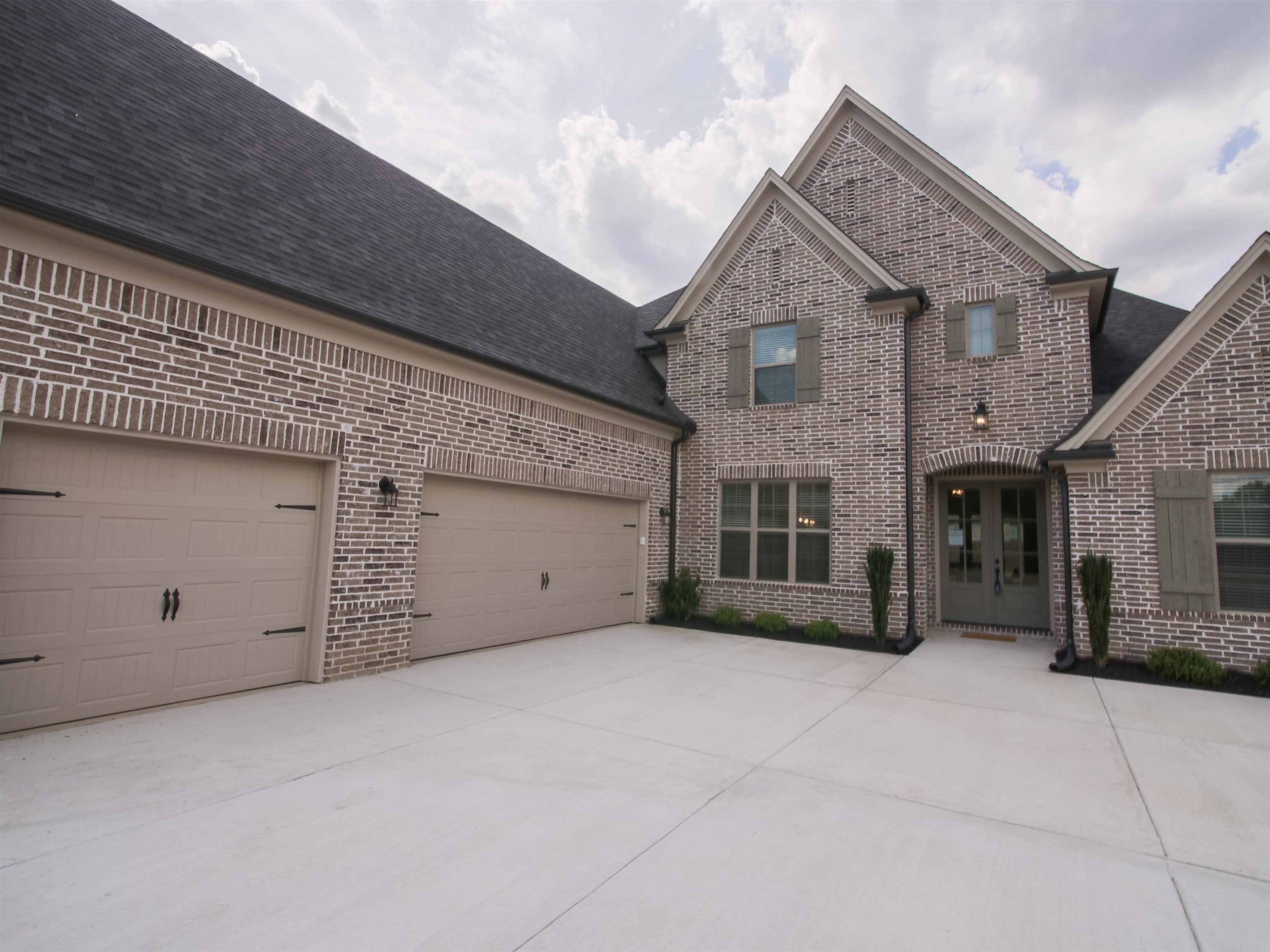 9574 Grays Hollow Dr S Property Photo 3