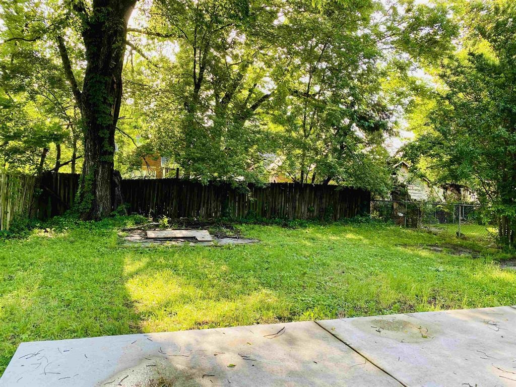 635 N Merton Ave Property Photo 2