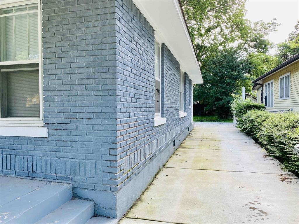 635 N Merton Ave Property Photo 4