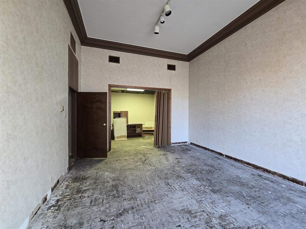 109 N Main St C-6 Property Photo 11