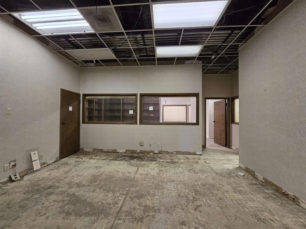 109 N Main St C-6 Property Photo 14