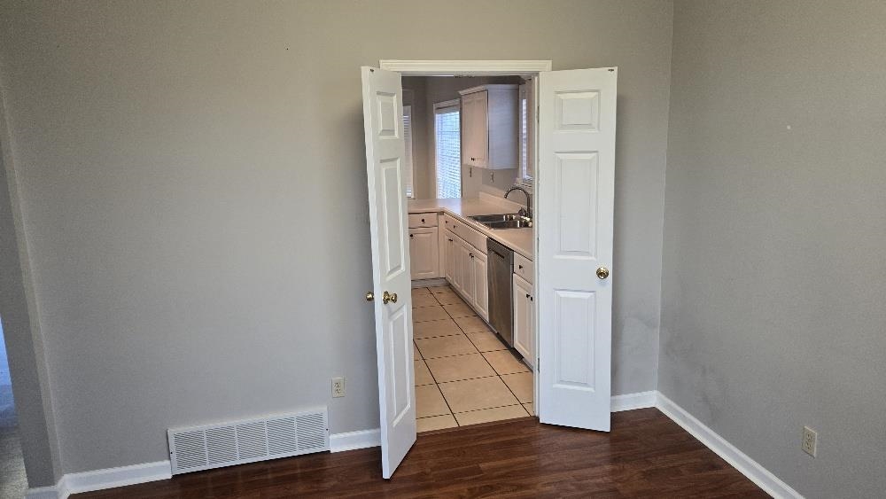 7118 Kingsland Dr Property Photo 3