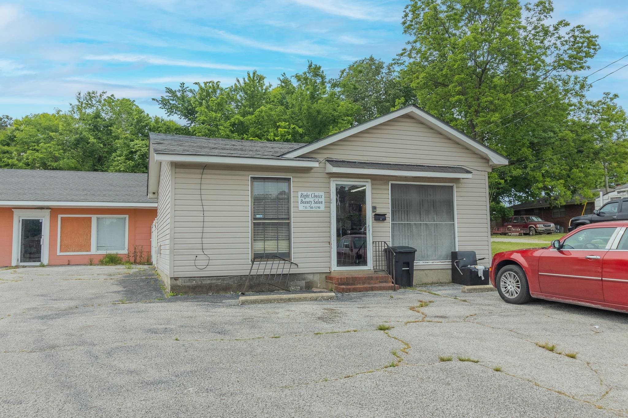 1125 E College St Property Photo 4