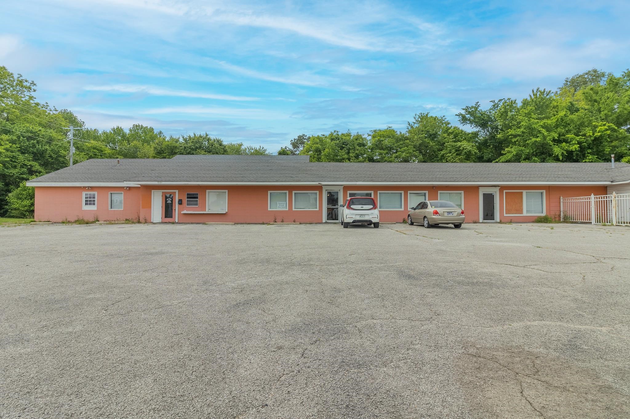 1125 E College St Property Photo 5