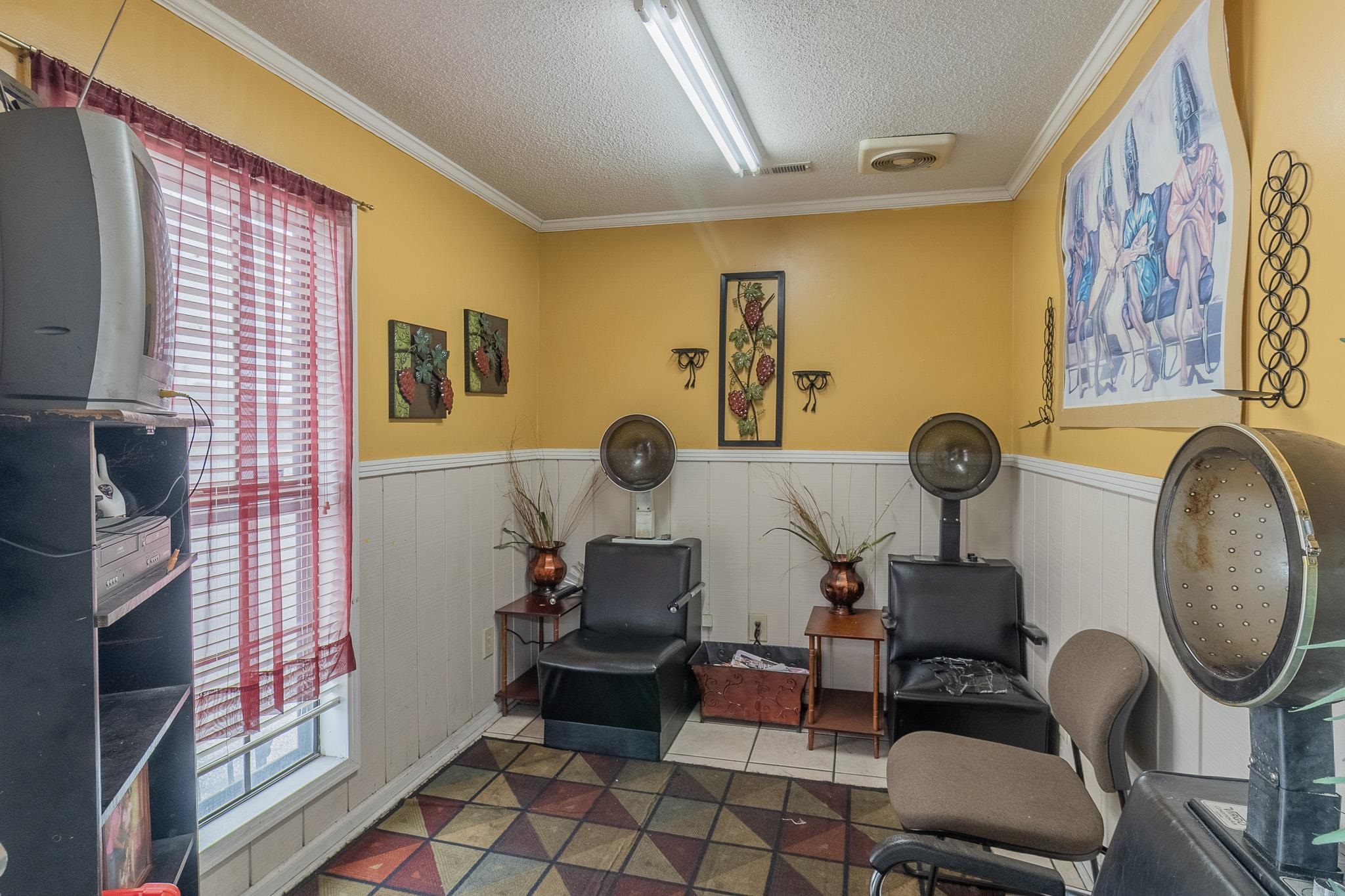 1125 E College St Property Photo 9