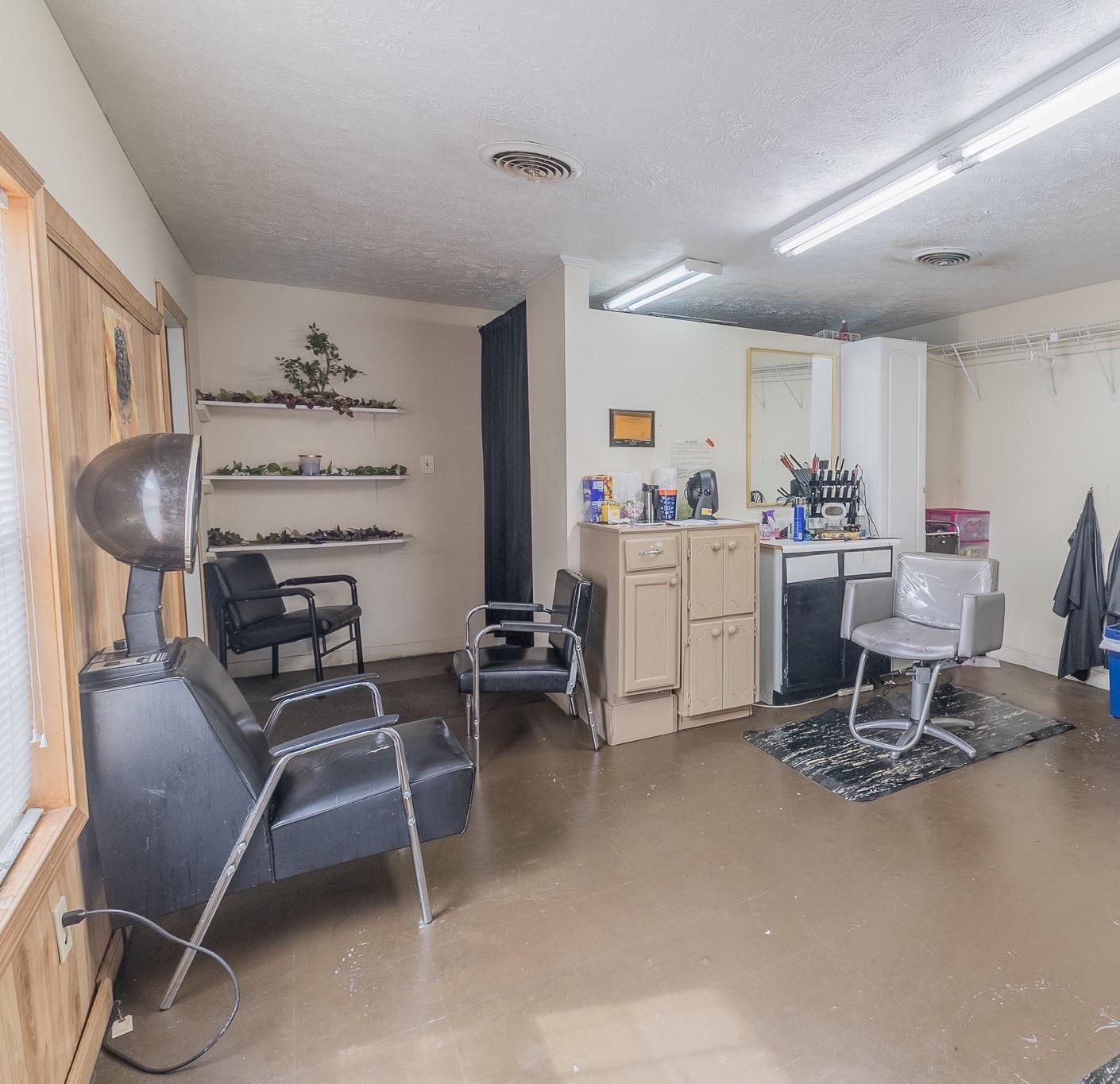 1125 E College St Property Photo 10