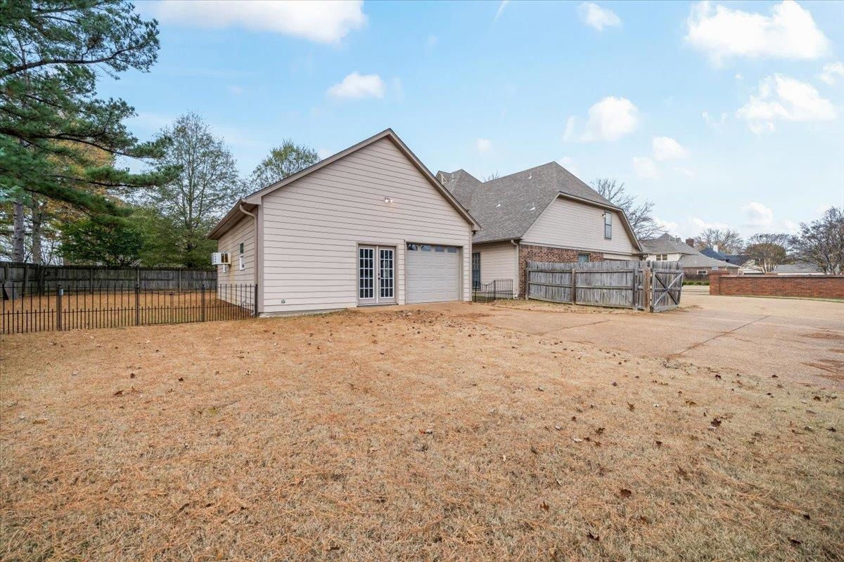 711 Autumn Winds Dr Property Photo 3