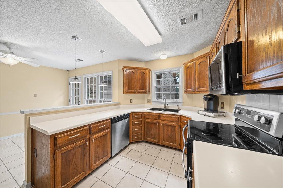 711 Autumn Winds Dr Property Photo 12