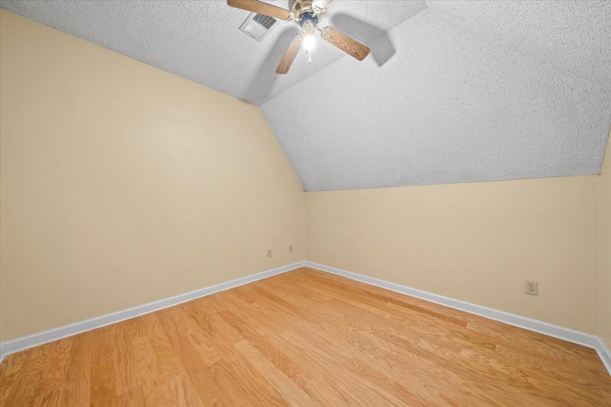 711 Autumn Winds Dr Property Photo 24