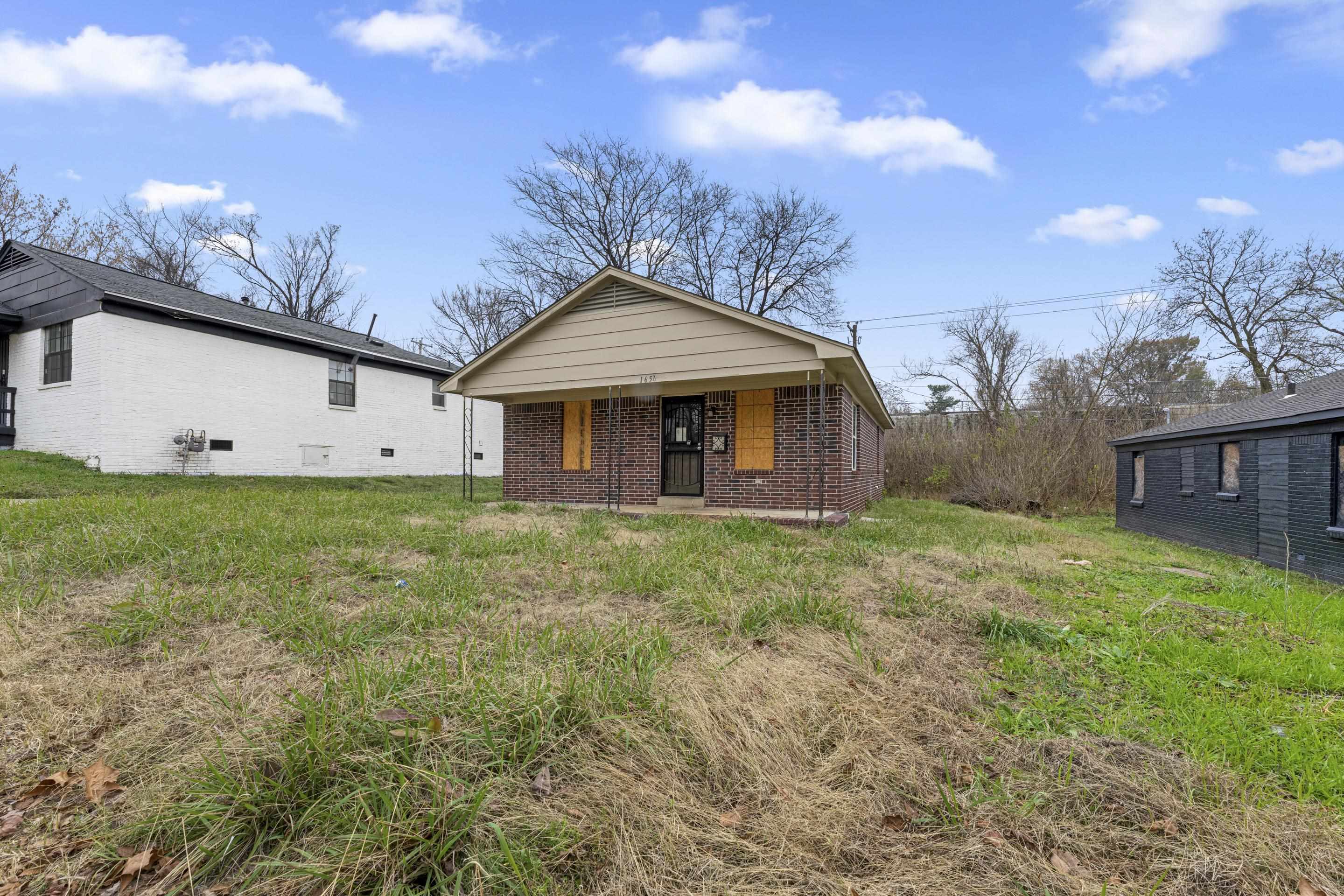 1656 Barton St Property Photo 1