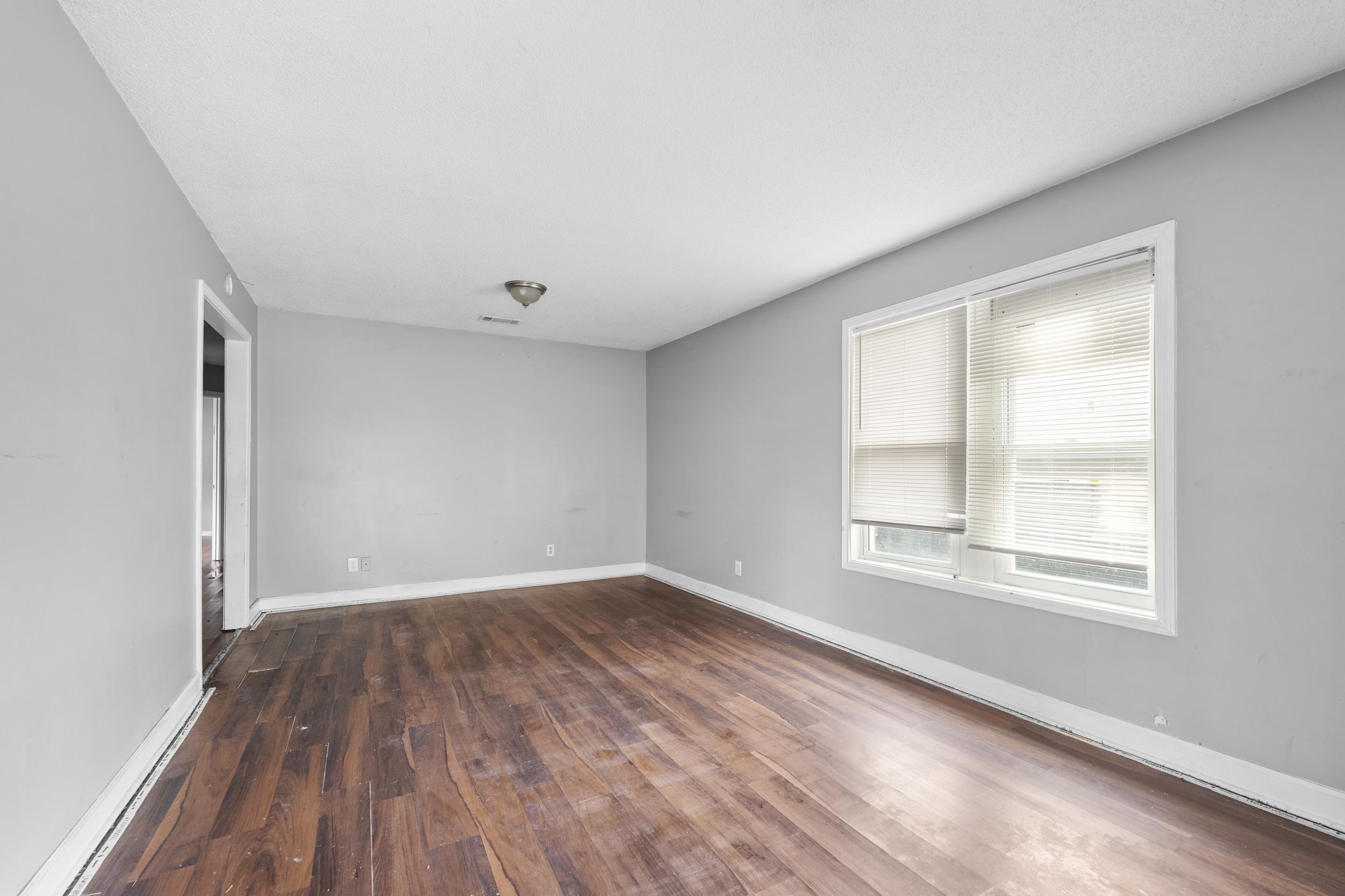 1656 Barton St Property Photo 2