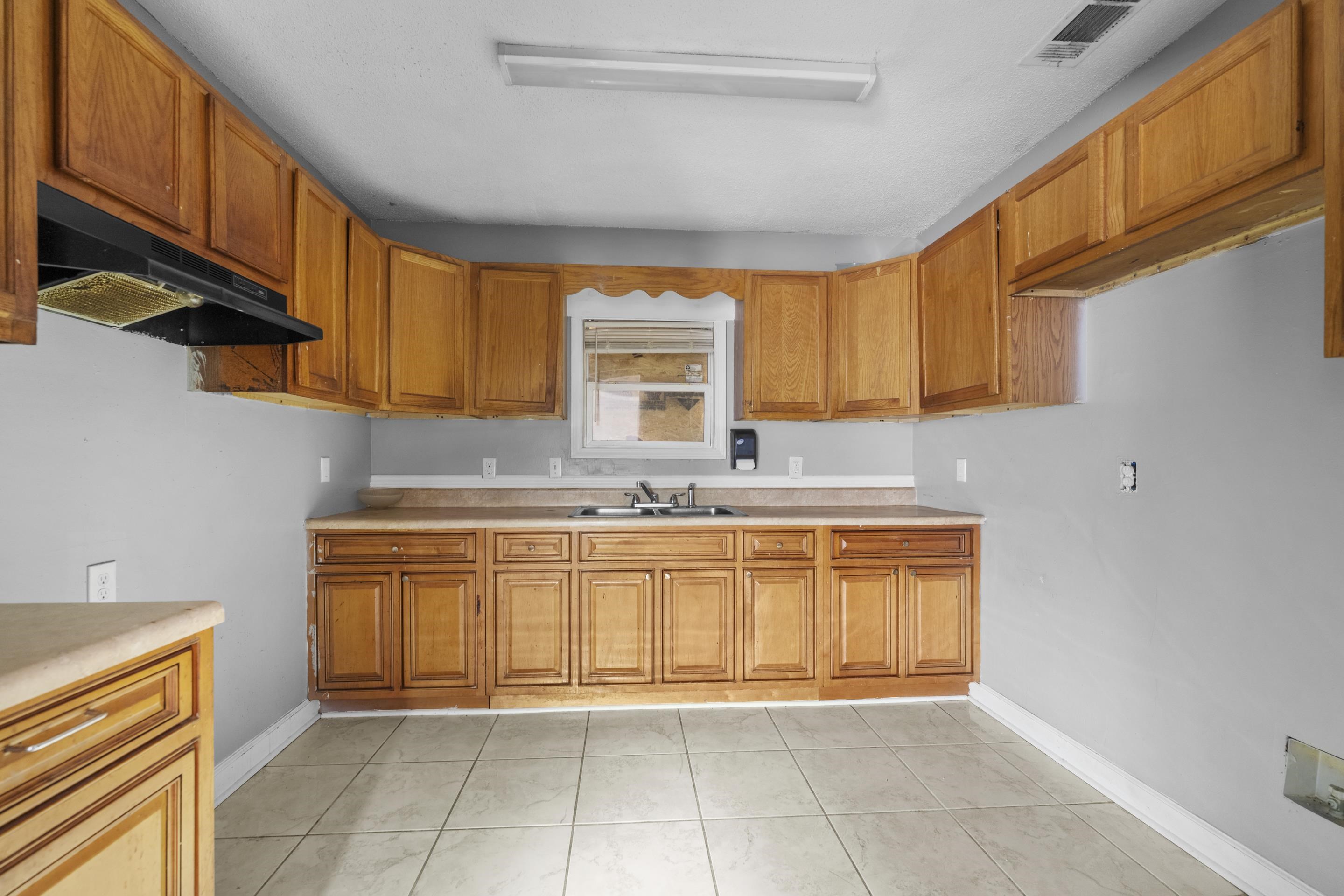 1656 Barton St Property Photo 3