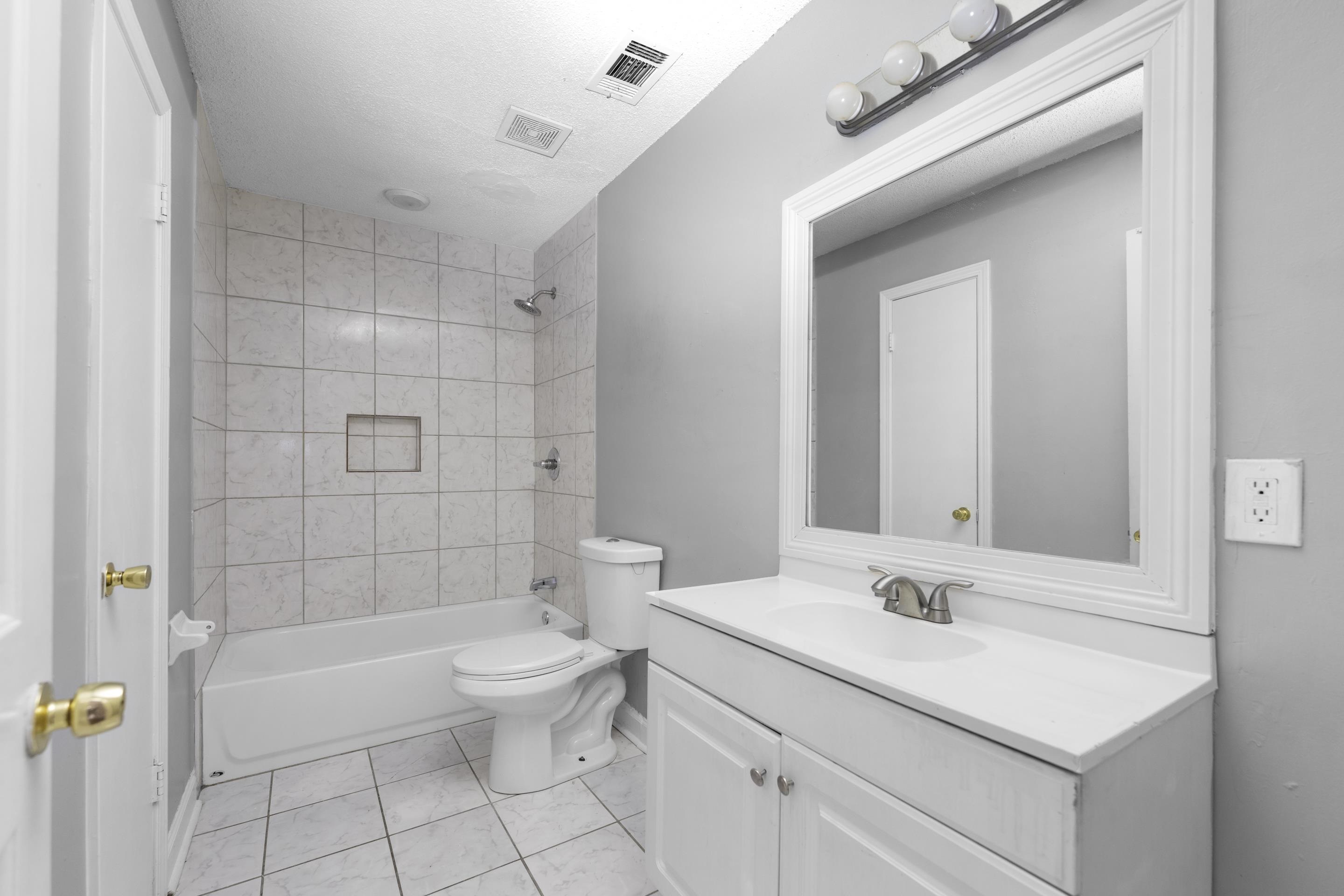 1656 Barton St Property Photo 4