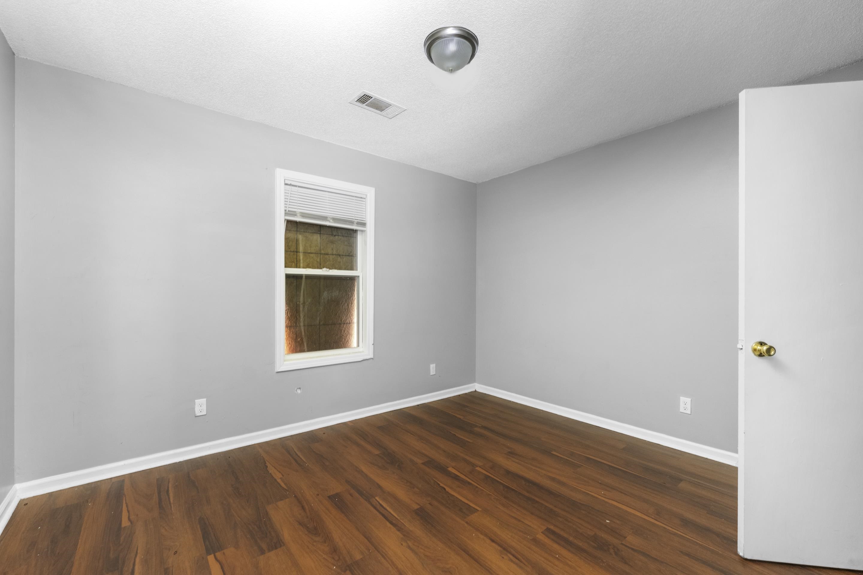 1656 Barton St Property Photo 6