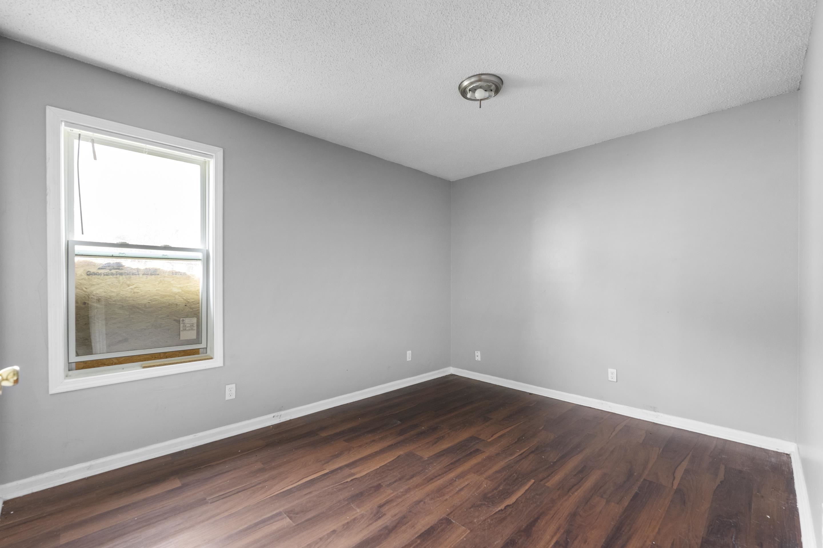 1656 Barton St Property Photo 8