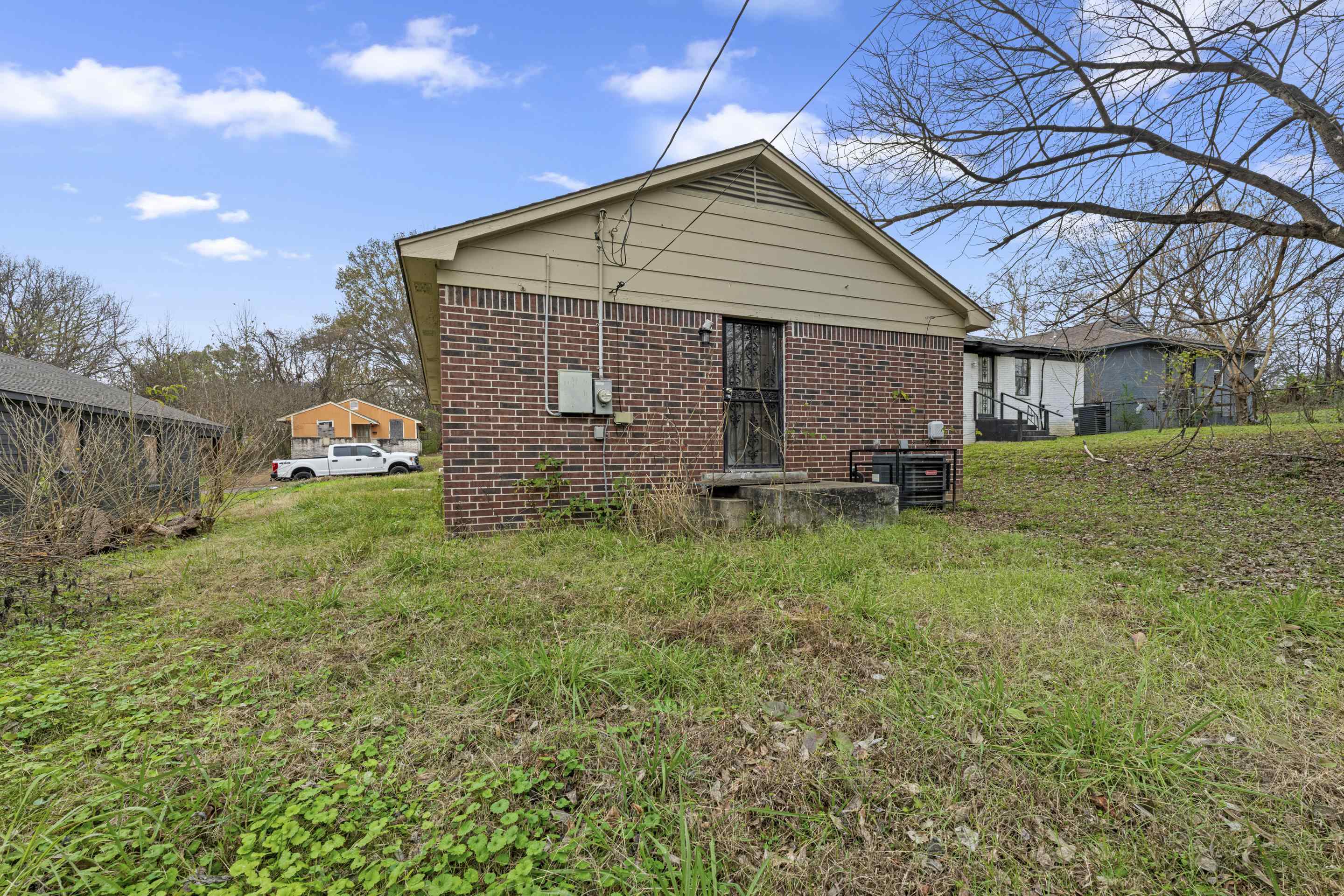 1656 Barton St Property Photo 10